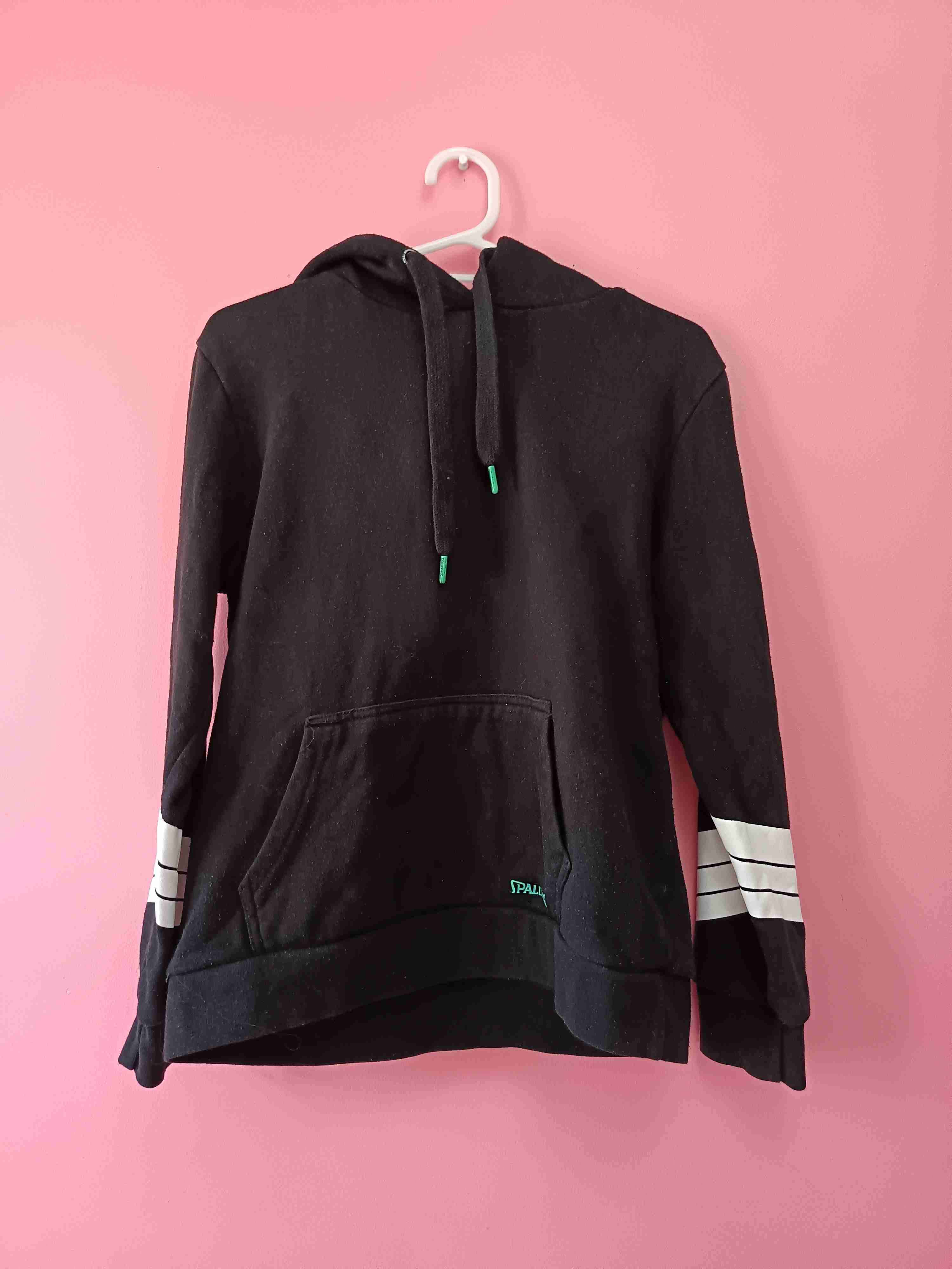 Polerón negro con capucha