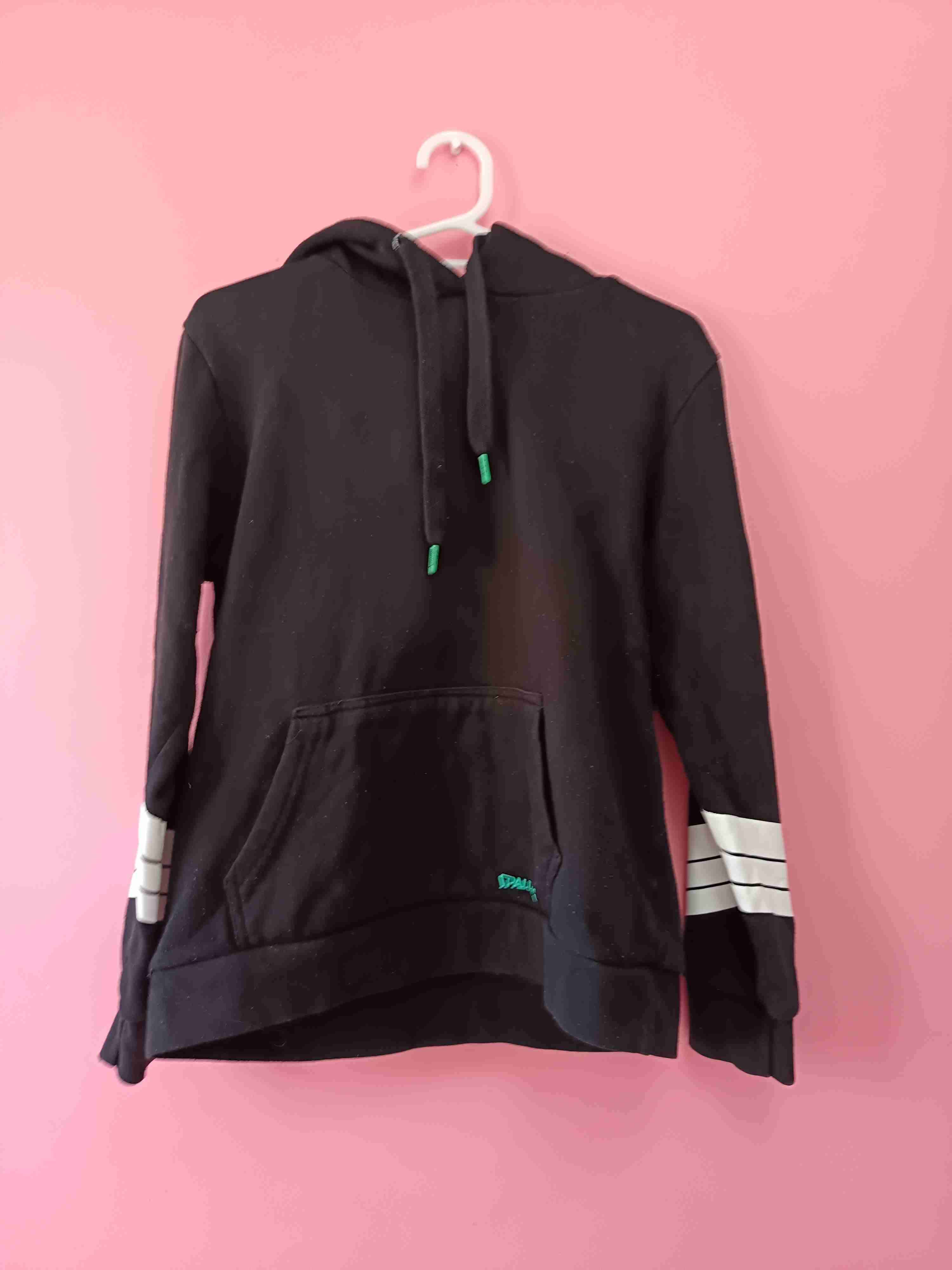 Polerón negro con capucha - miniatura 2