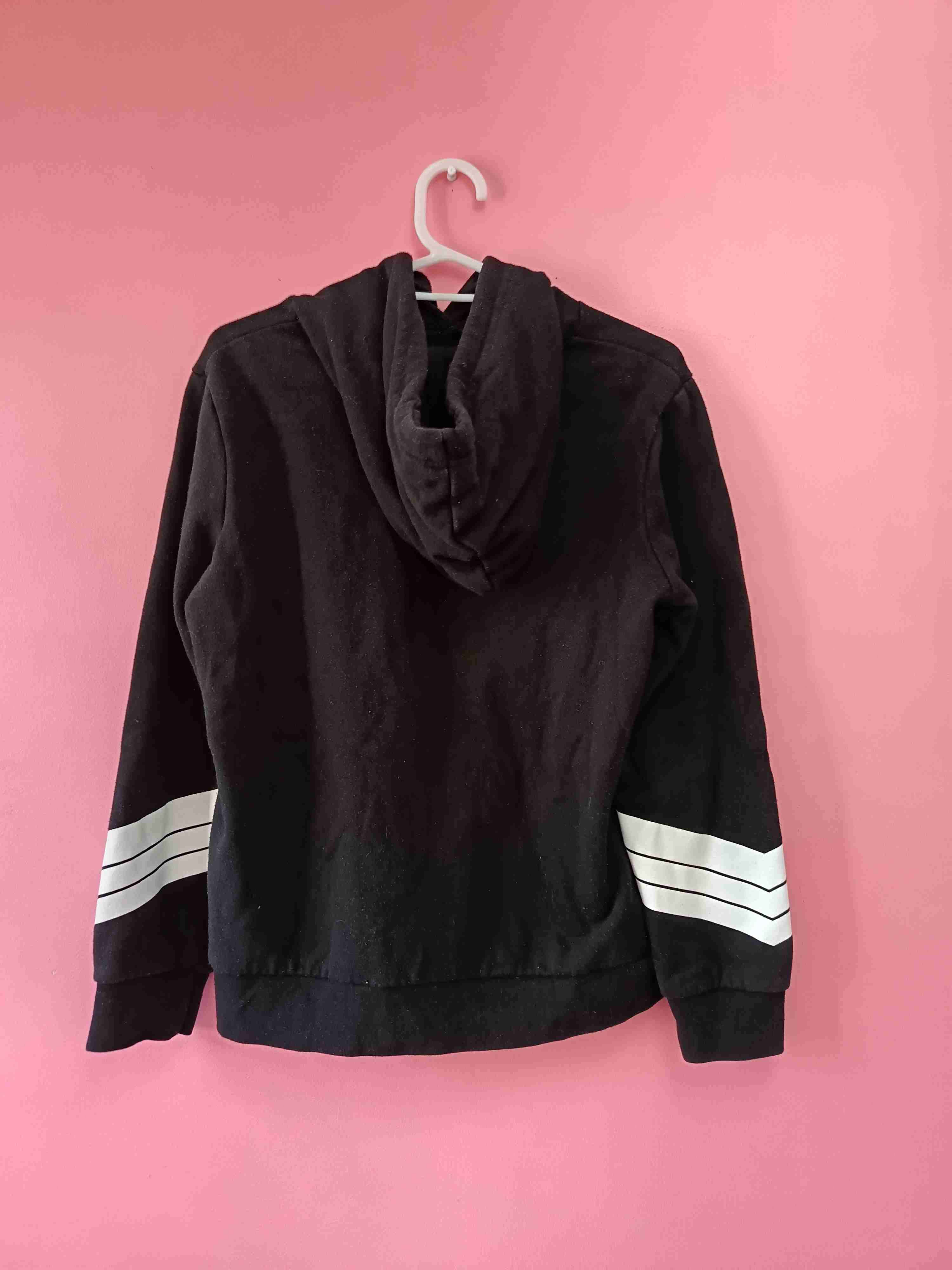 Polerón negro con capucha - miniatura 3