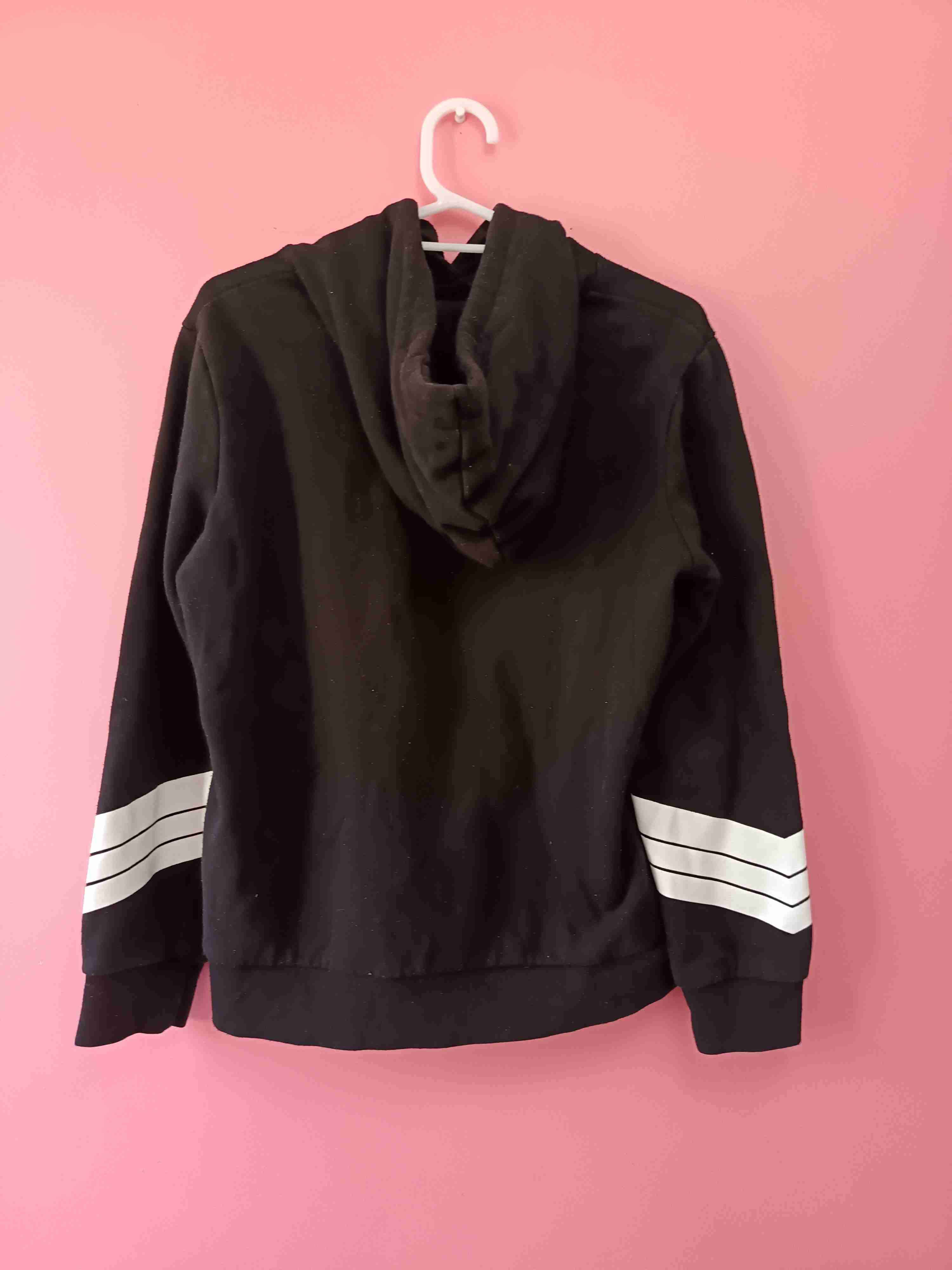 Polerón negro con capucha - miniatura 4