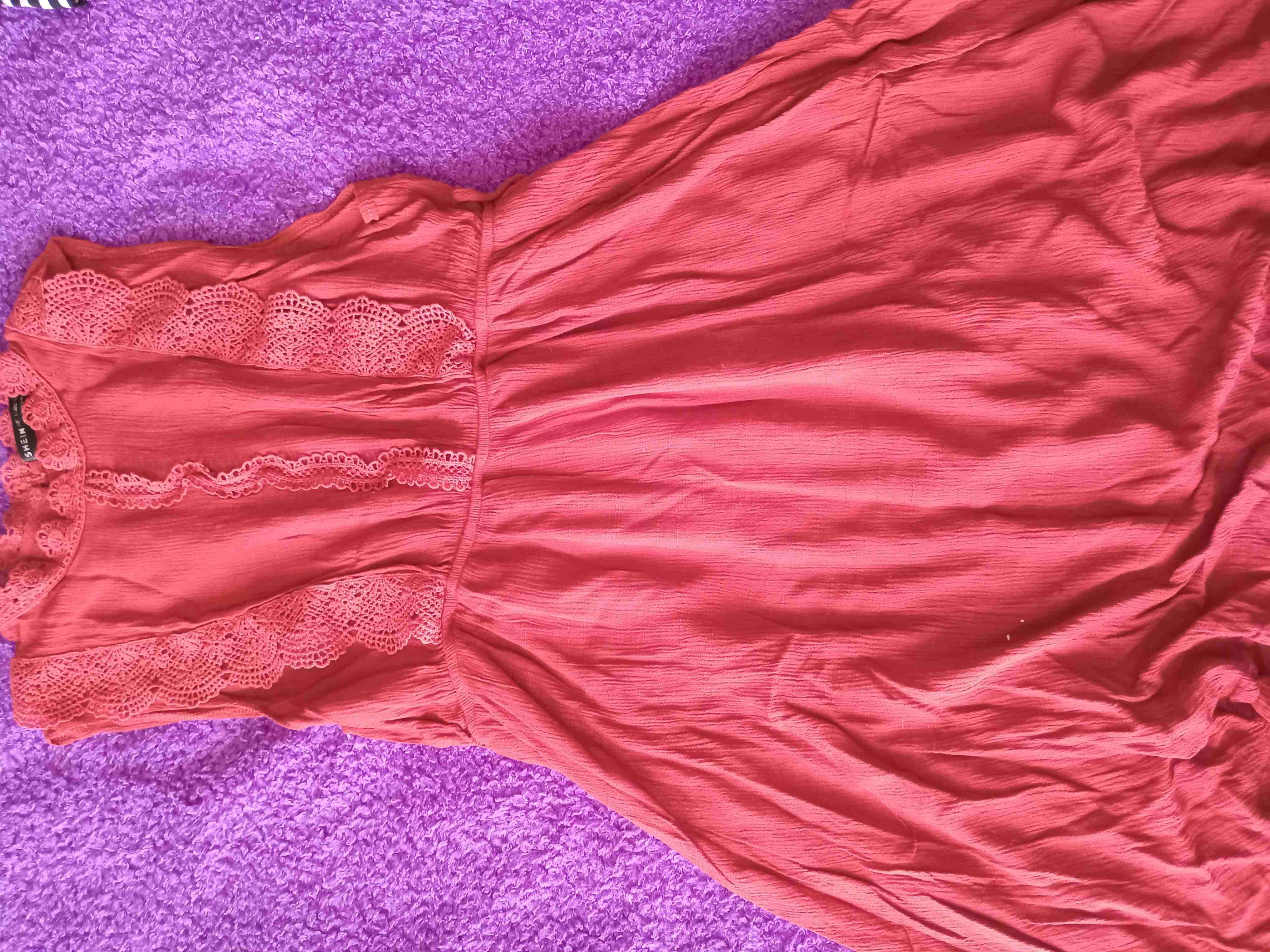 Vestido terracota con detalles de encaje