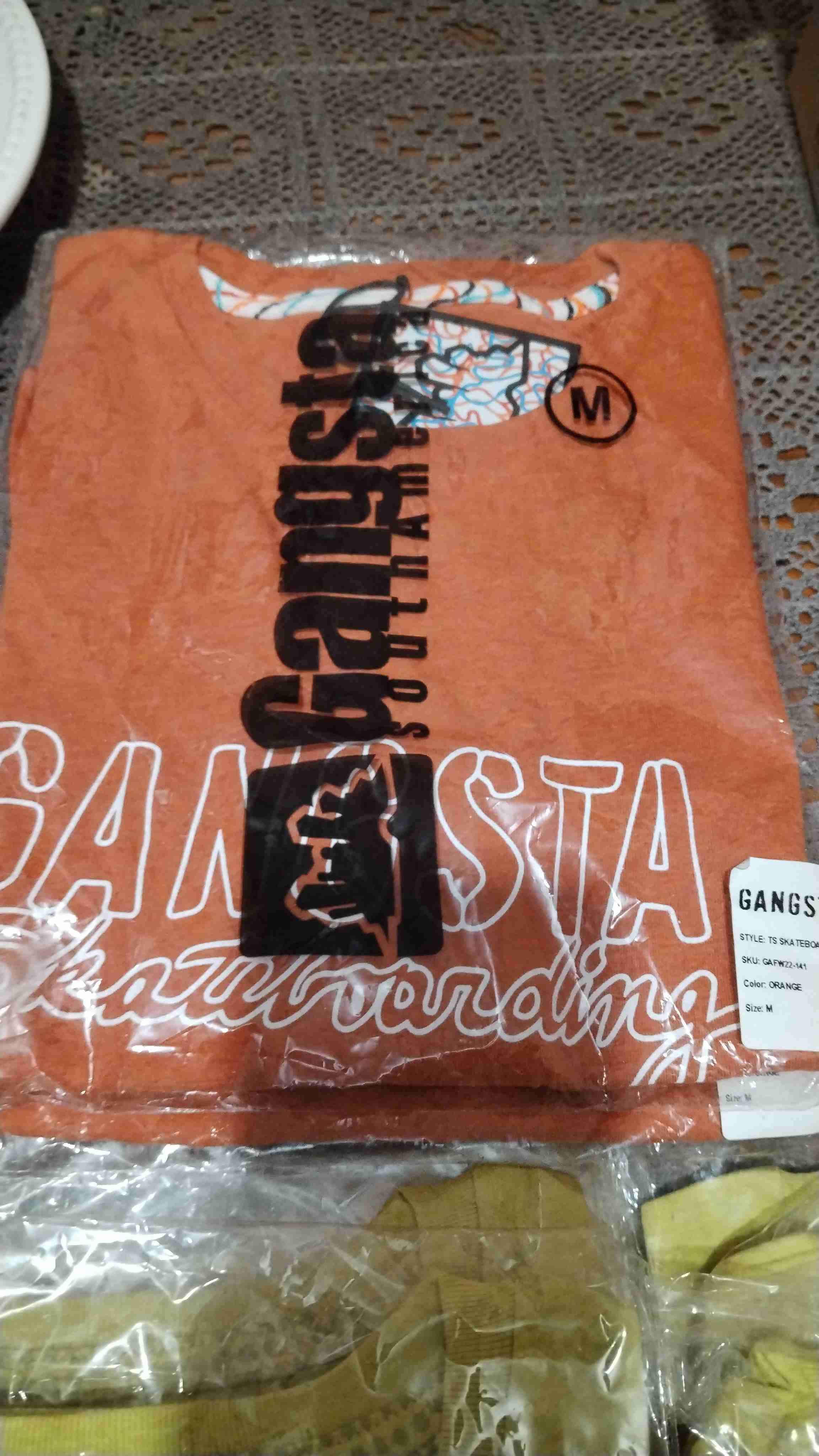 Polera naranja con diseño Gangsta