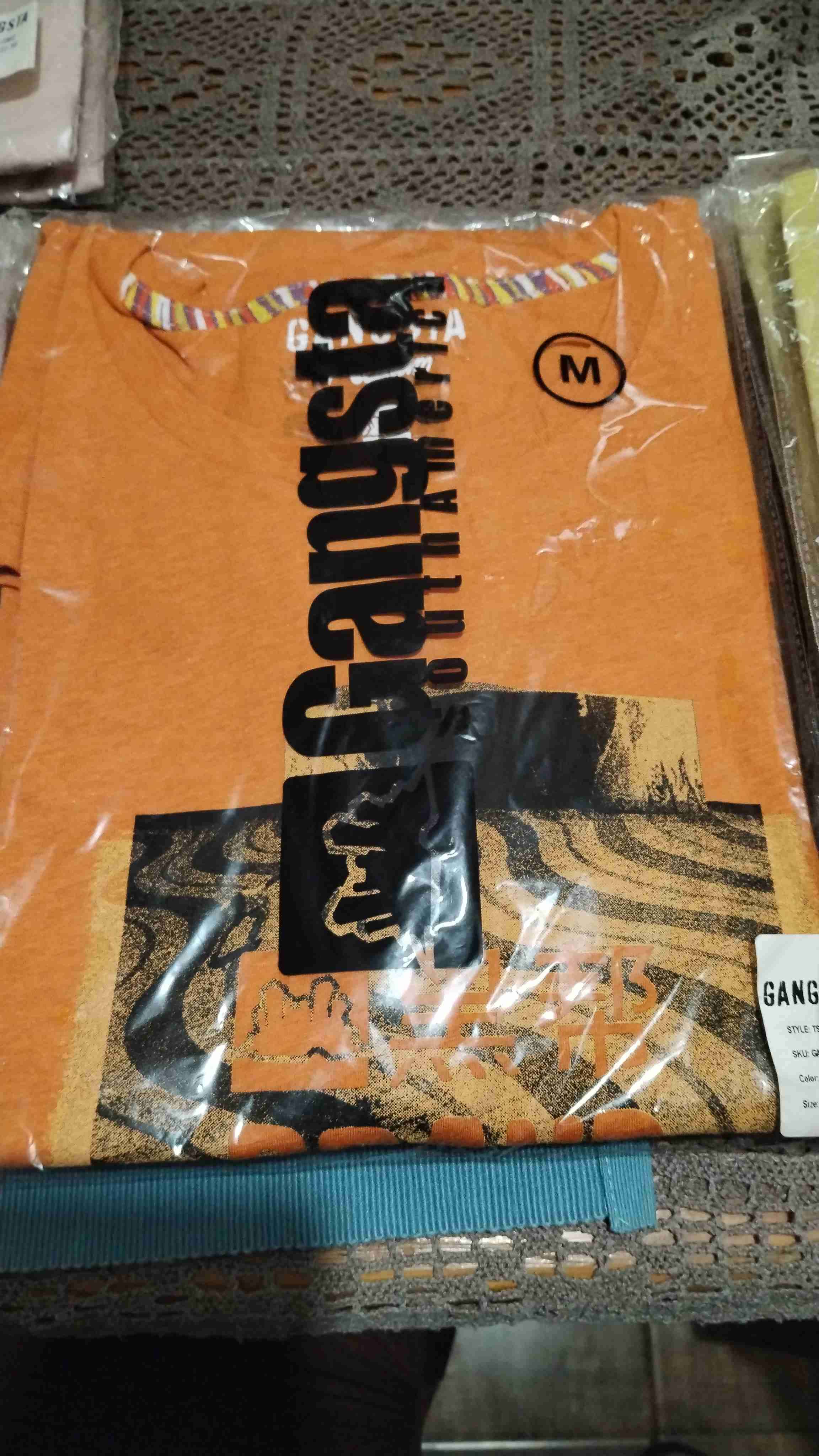 Polera naranja con diseño Gangsta - miniatura 2