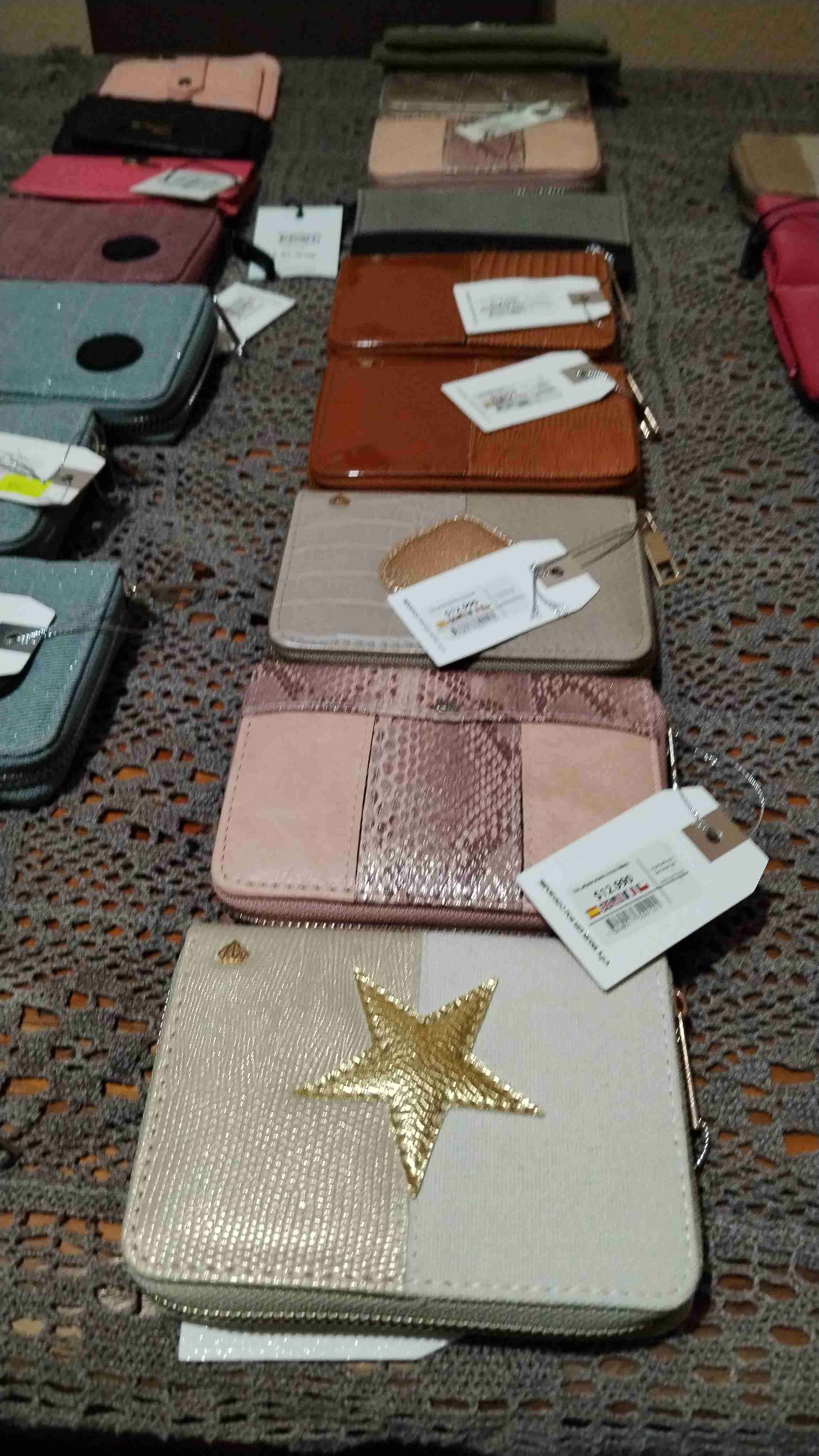 Billetera mujer  roja con inicial H - miniatura 2