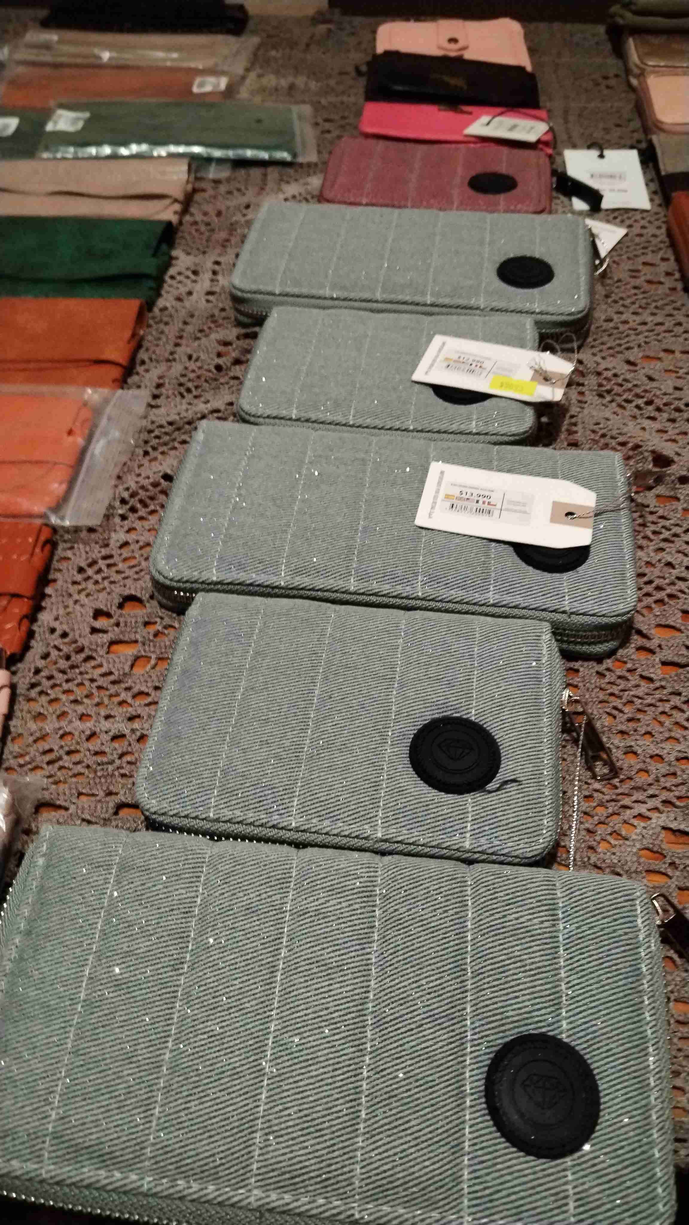 Billetera mujer  roja con inicial H - miniatura 3