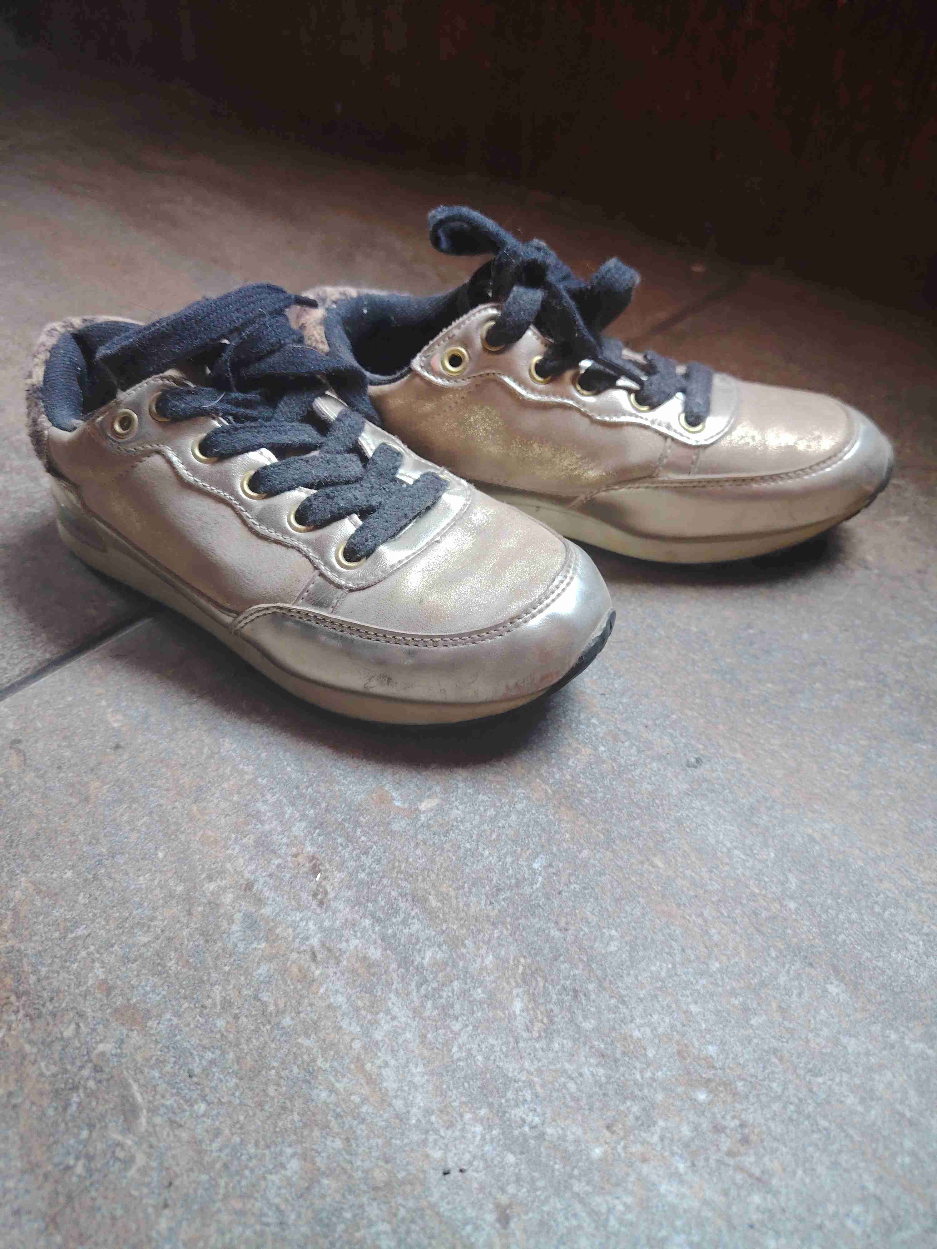 Zapatillas doradas para niño