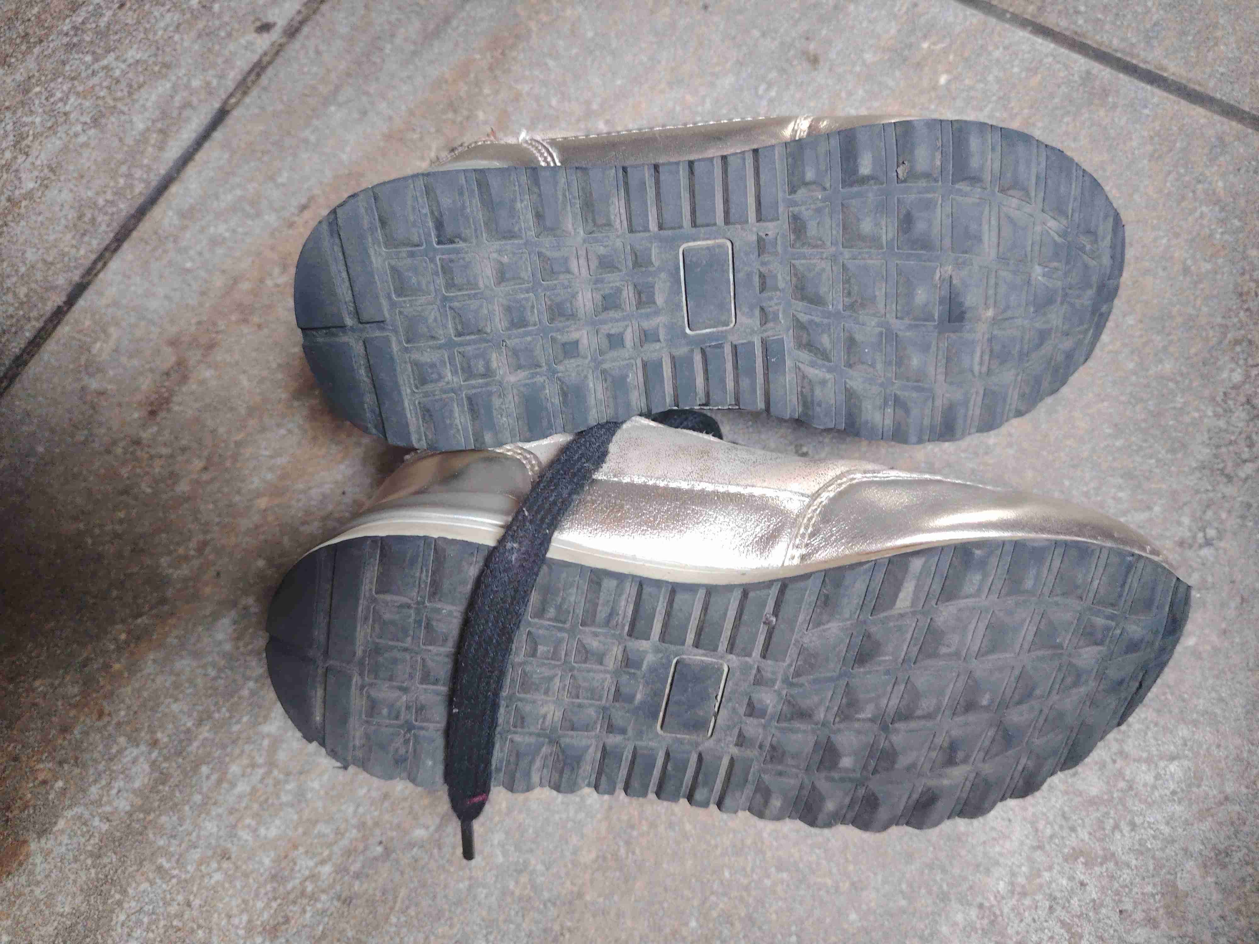 Zapatillas doradas para niño - miniatura 3