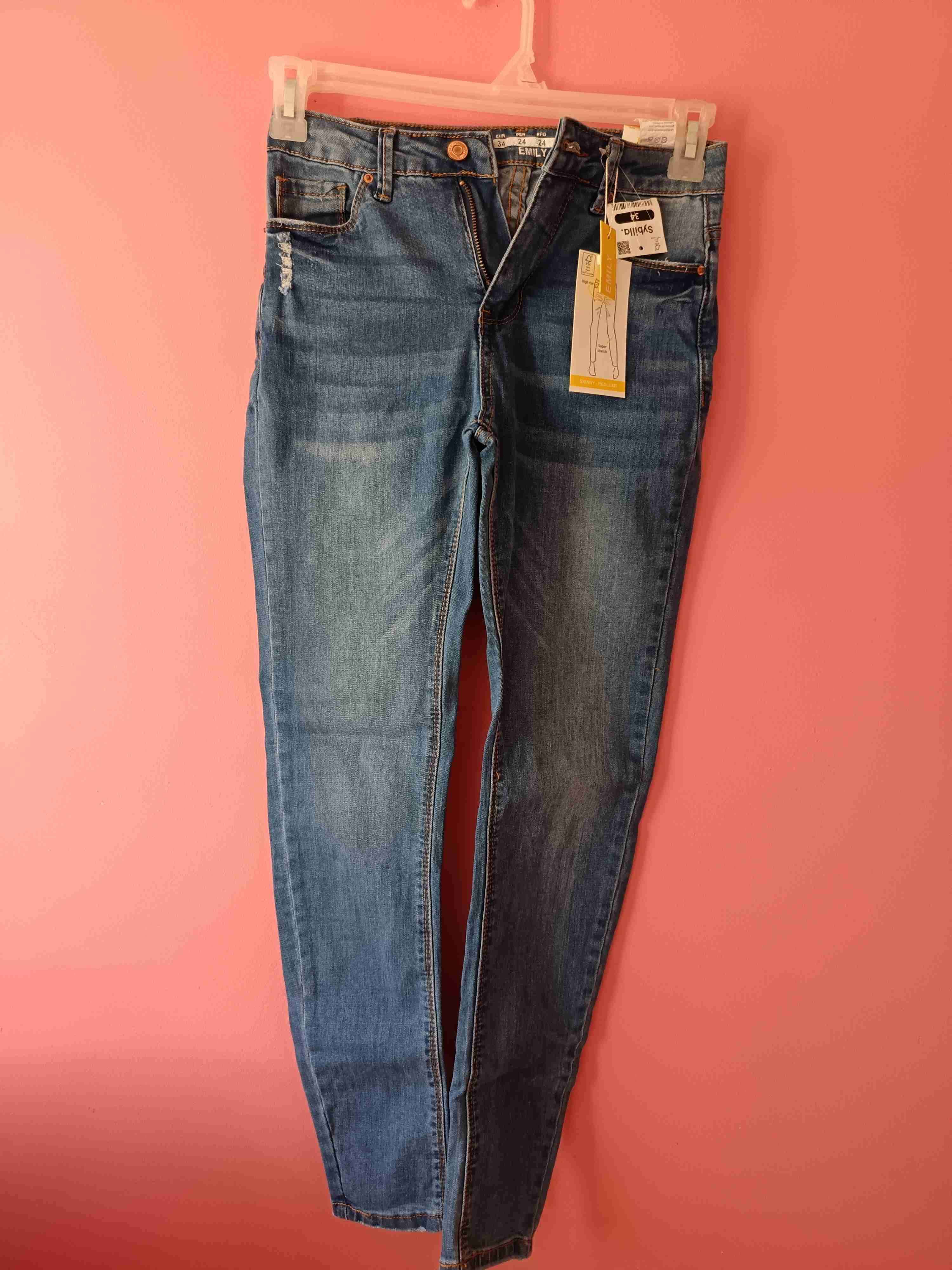 Jeans azul denim con etiquetas