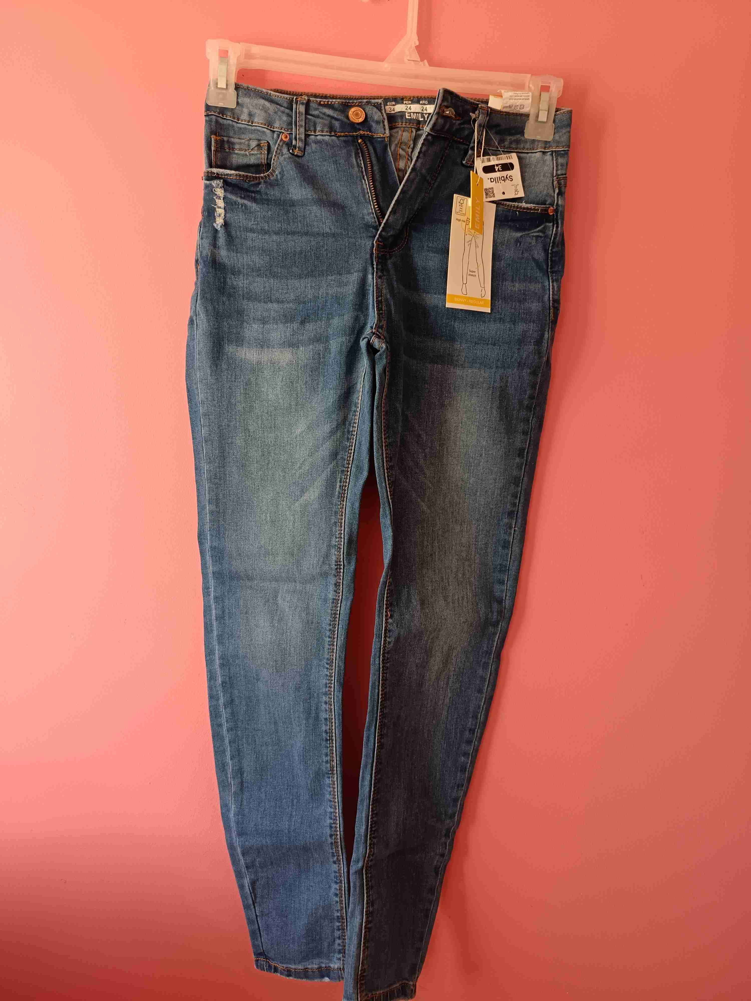 Jeans azul denim con etiquetas - miniatura 2