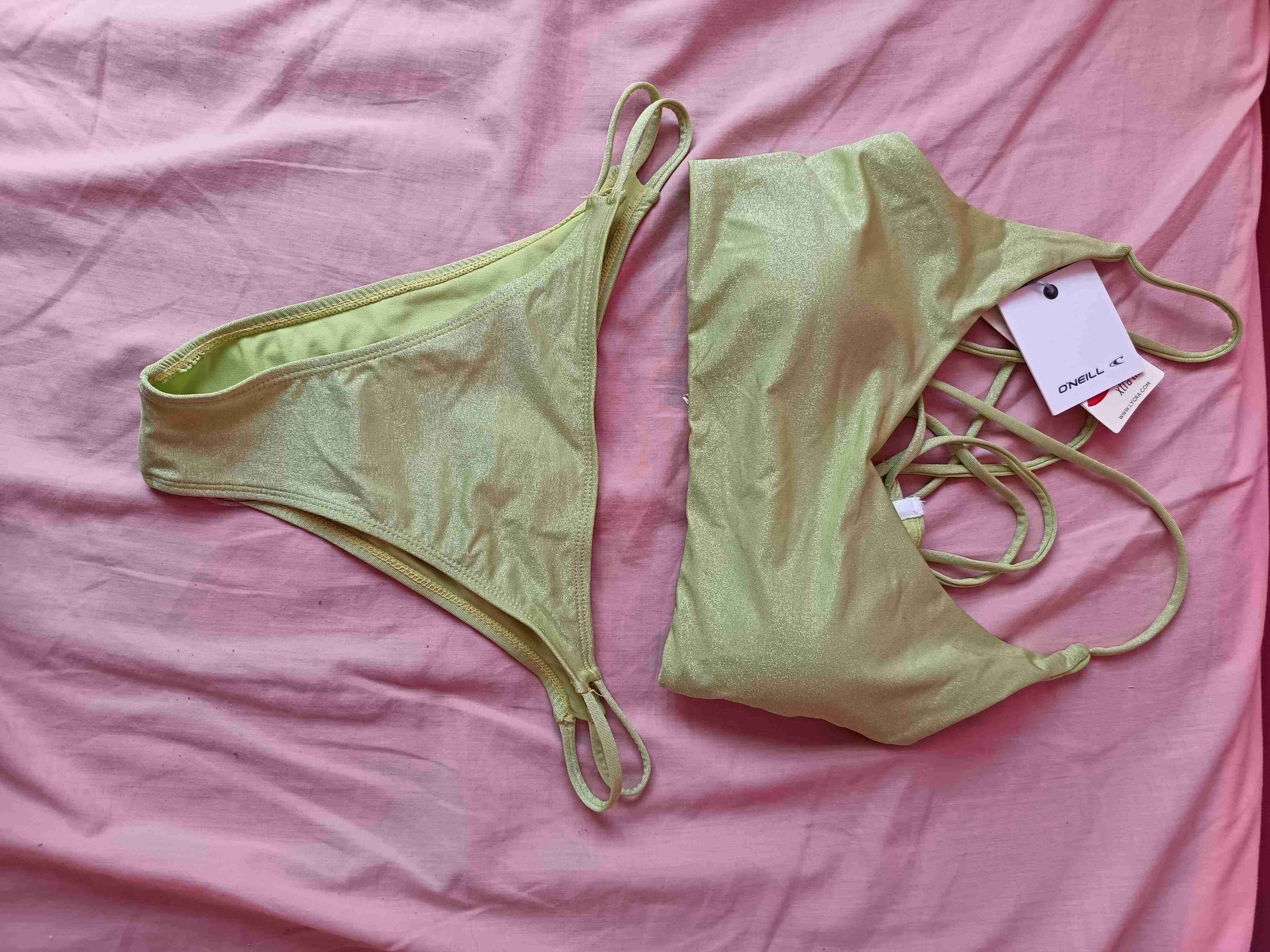 Bikini verde con etiqueta