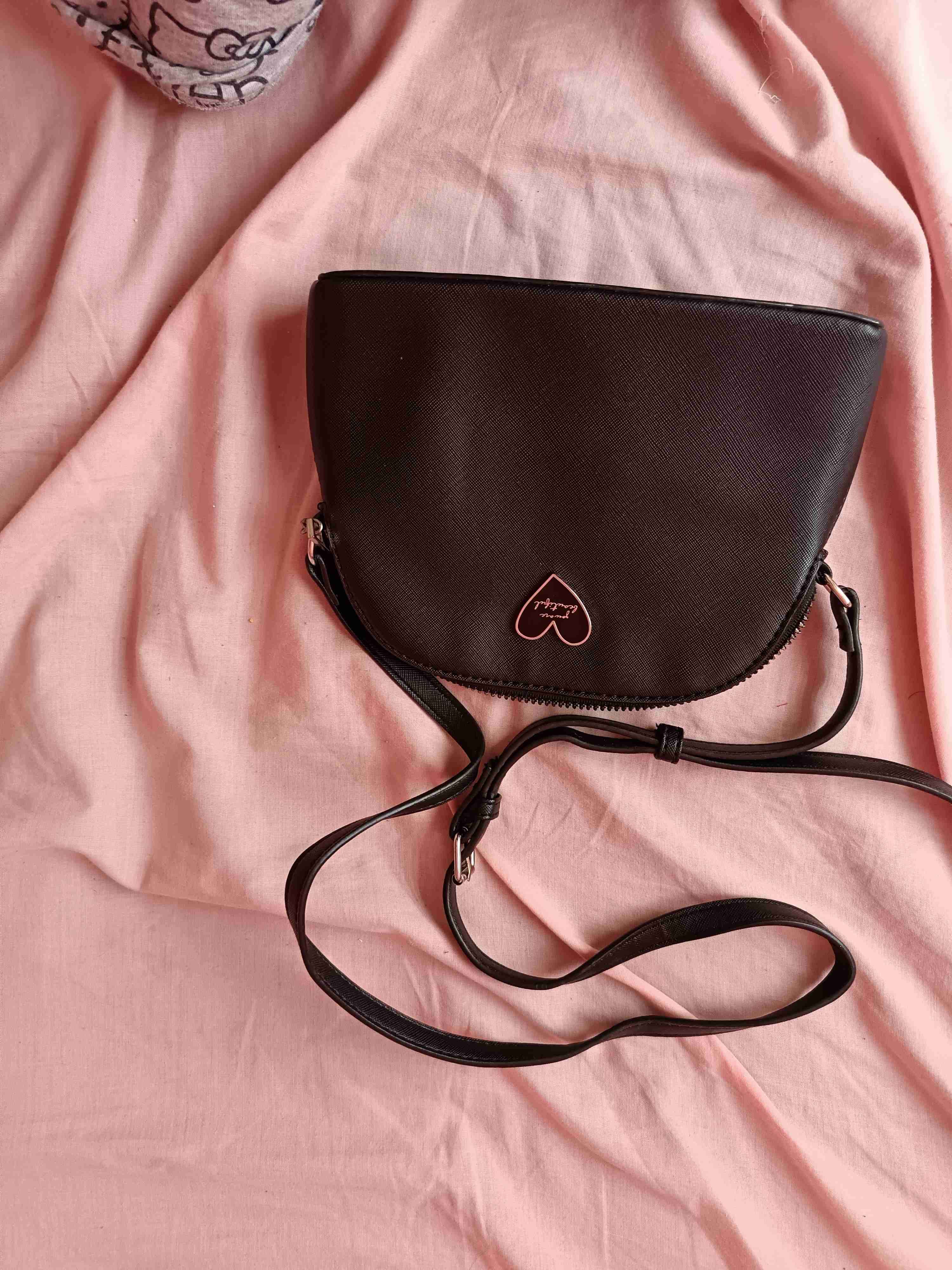 Cartera negra con diseño de corazón