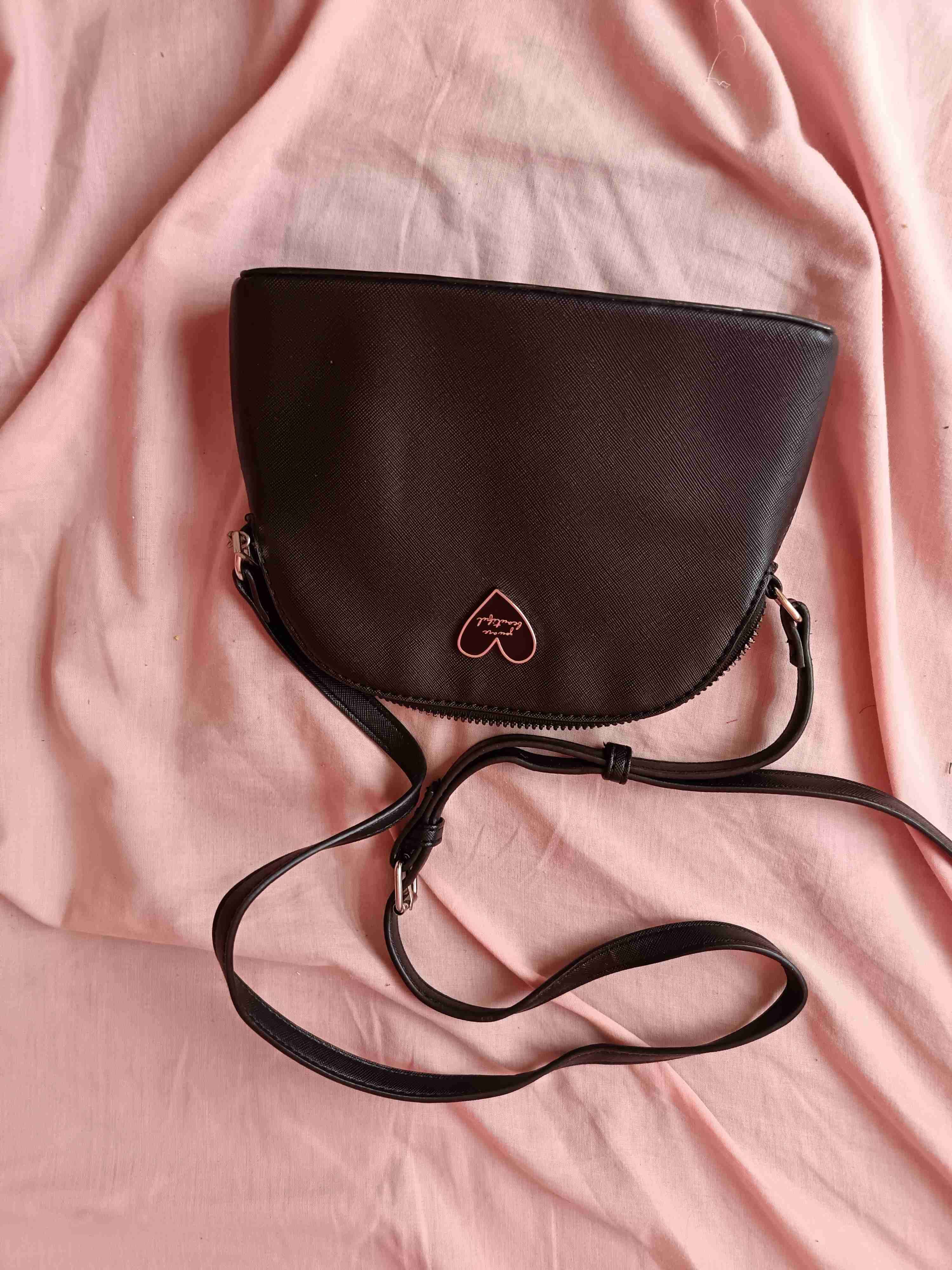 Cartera negra con diseño de corazón - miniatura 2