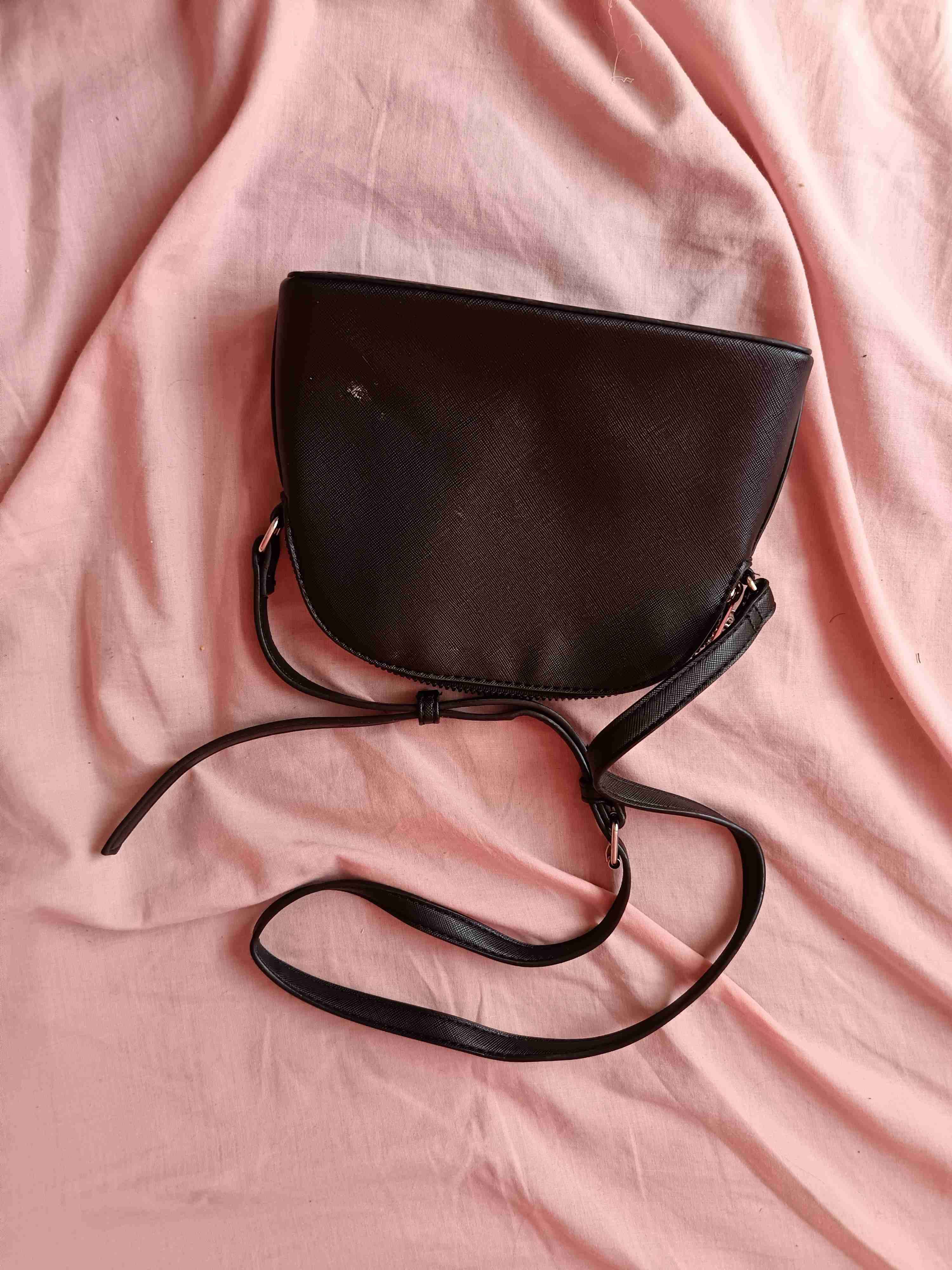 Cartera negra con diseño de corazón - miniatura 3