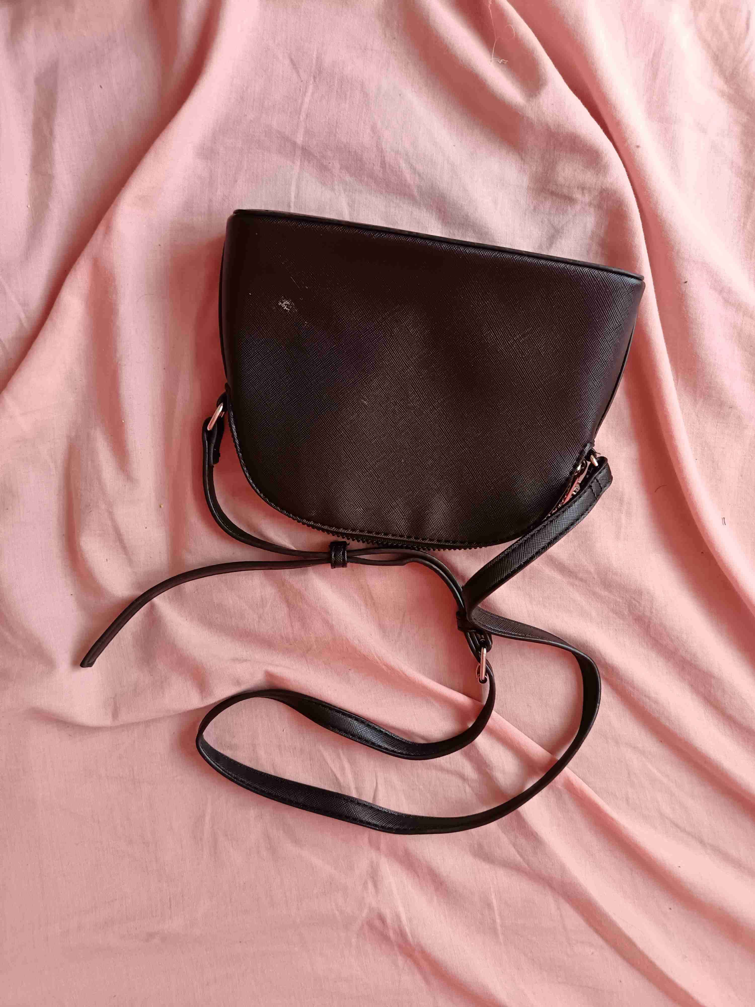 Cartera negra con diseño de corazón - miniatura 4