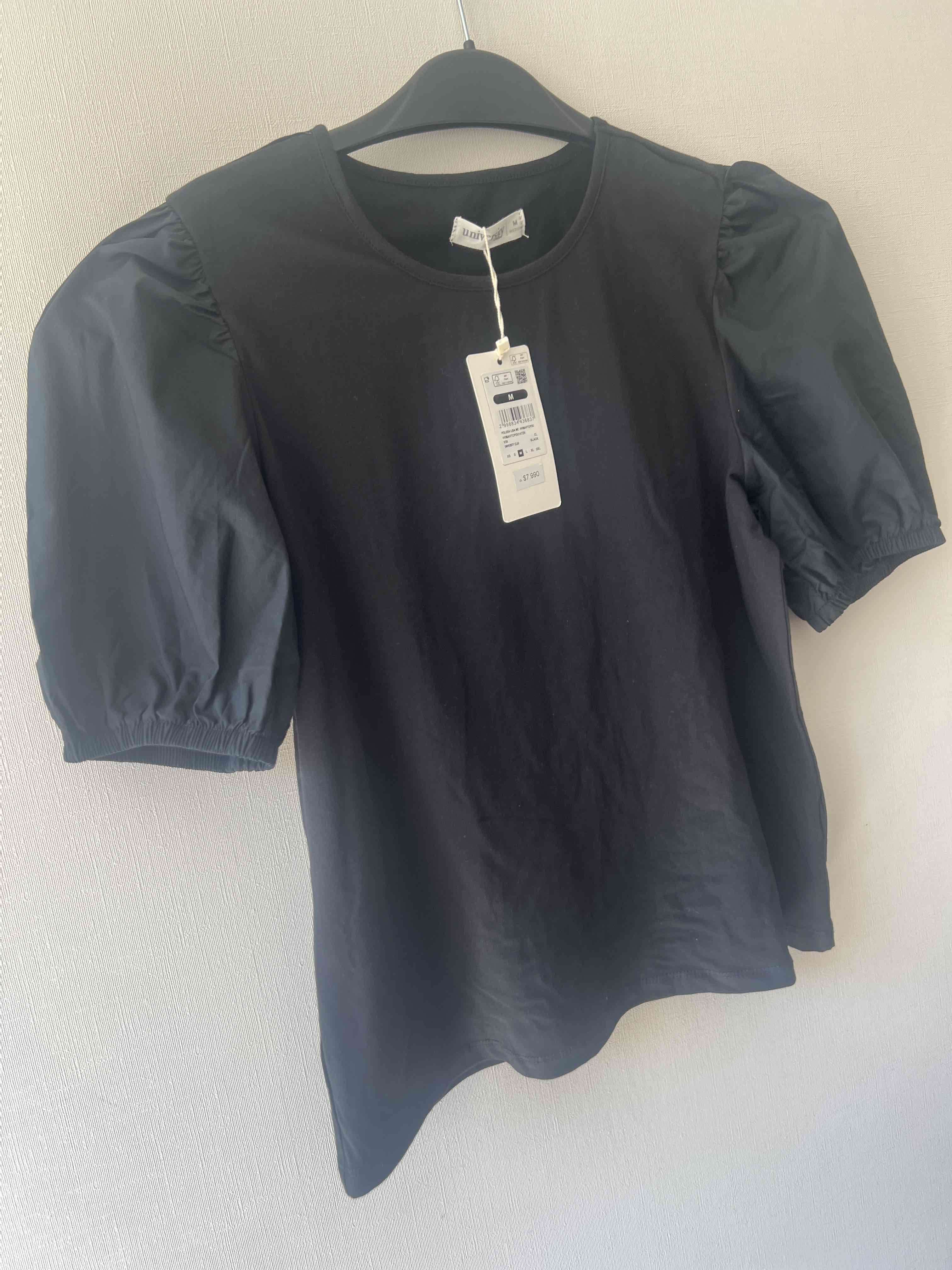 Polera negra con mangas abullonadas