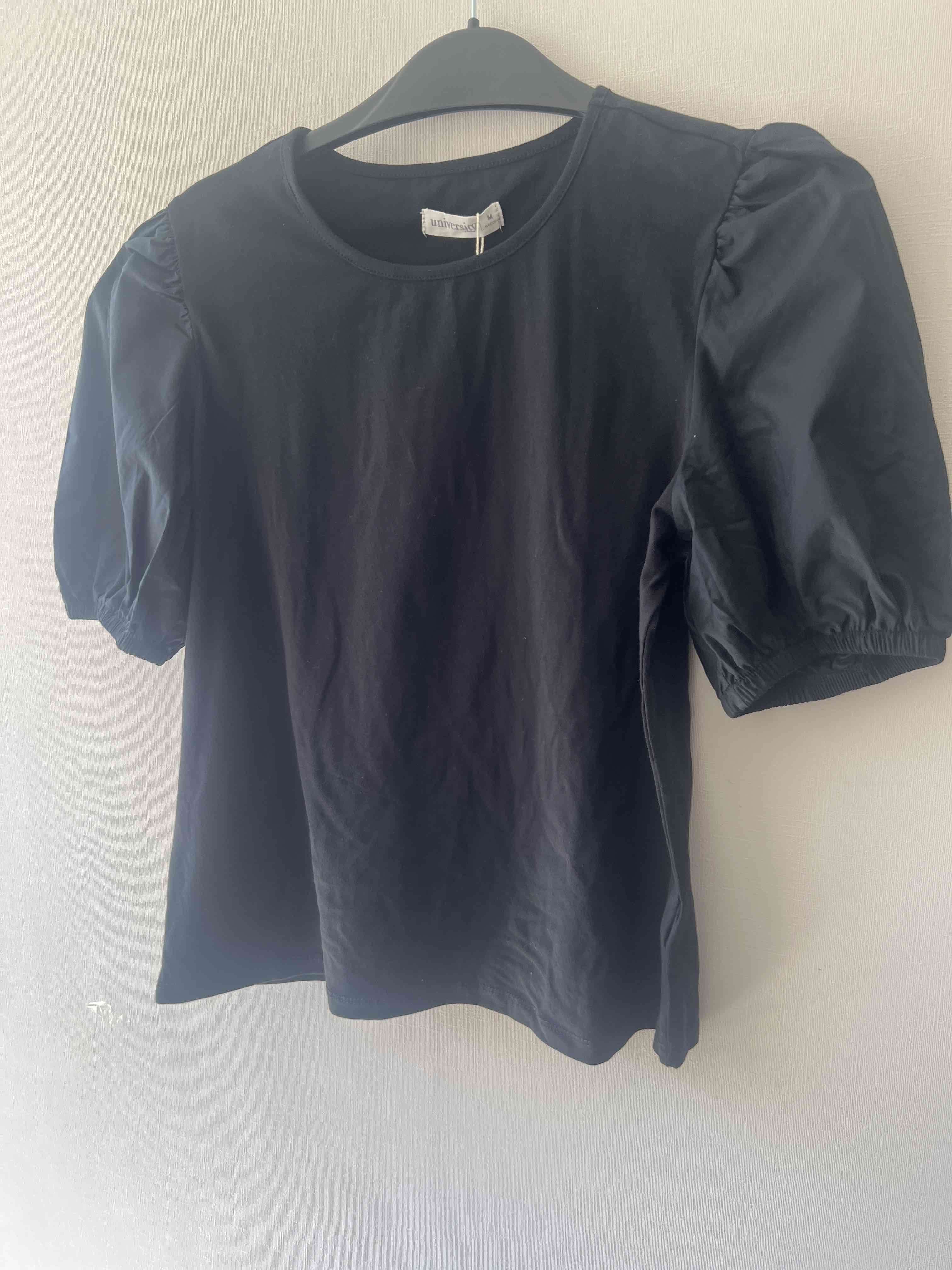 Polera negra con mangas abullonadas - miniatura 2