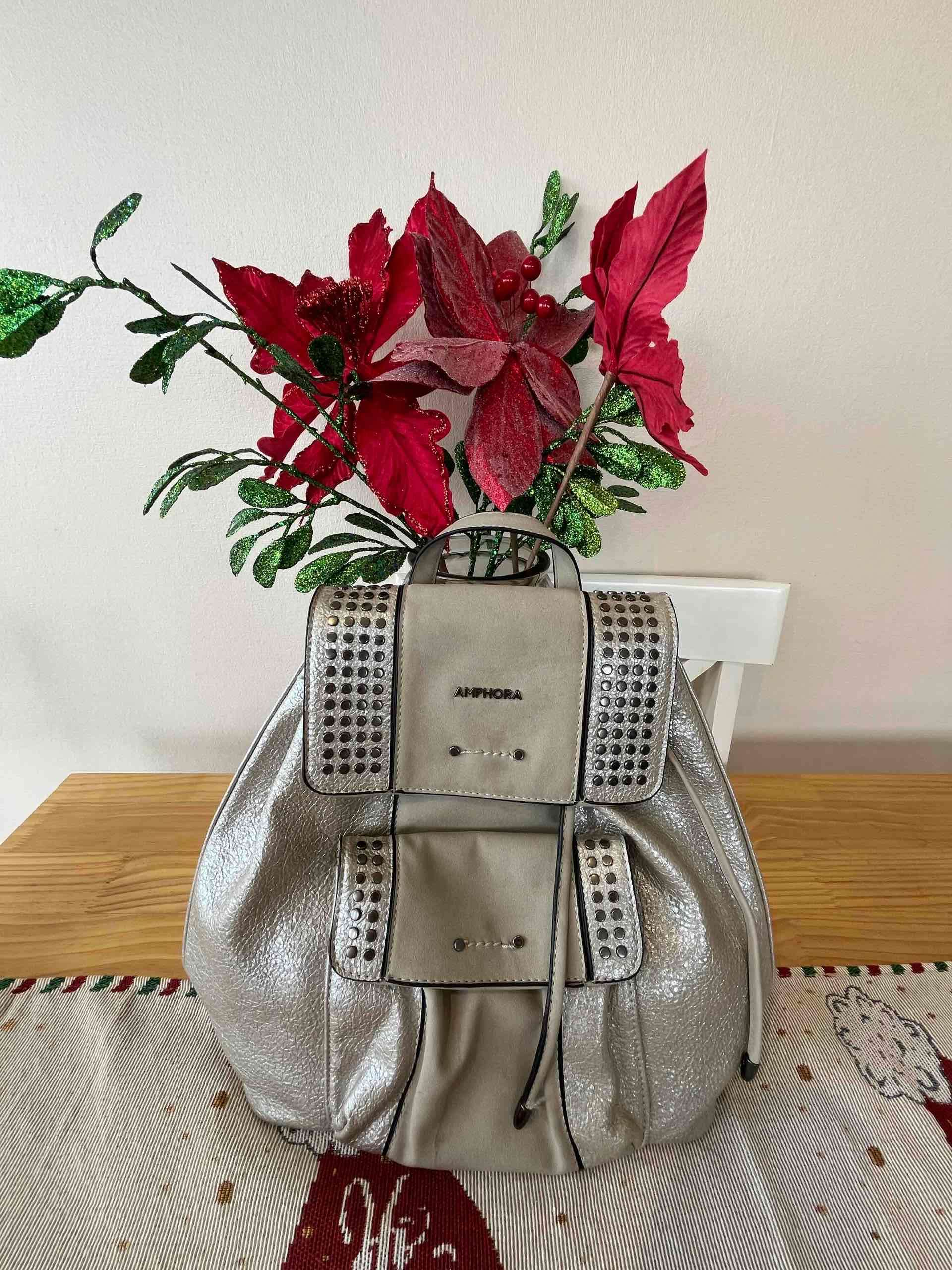 Mochila plateada con tachas