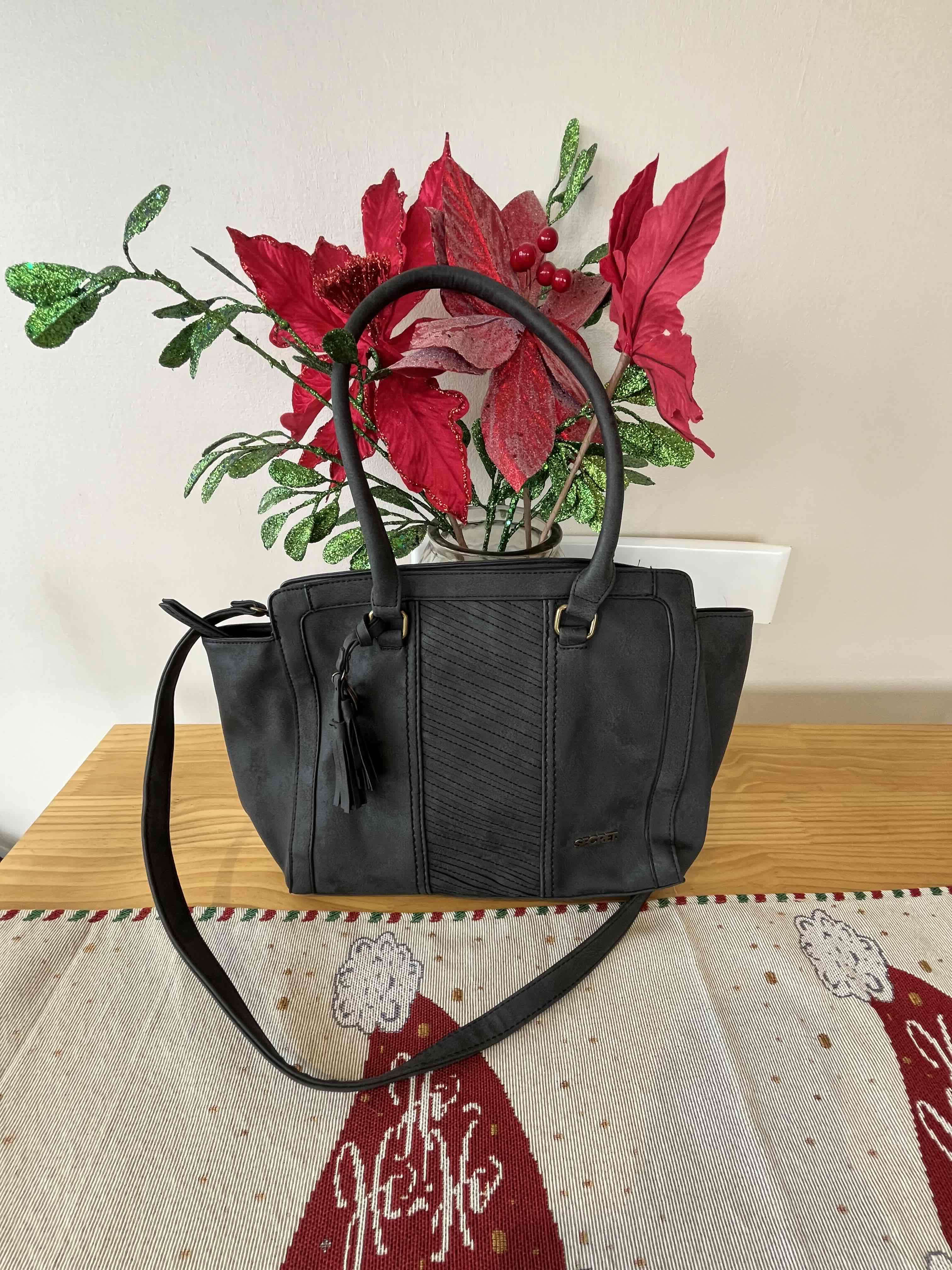 Cartera negra elegante con correa