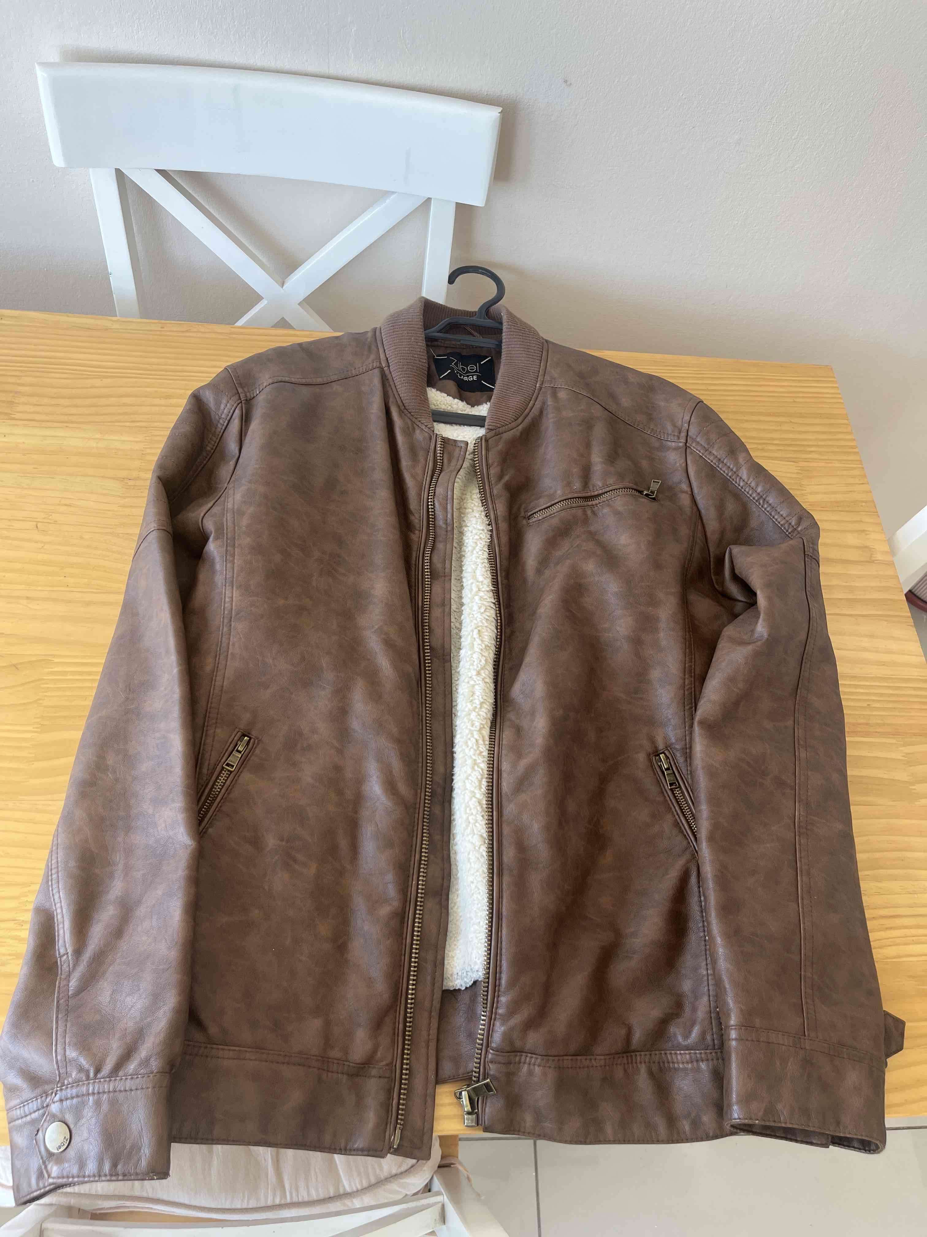 Chaqueta café estilo bomber