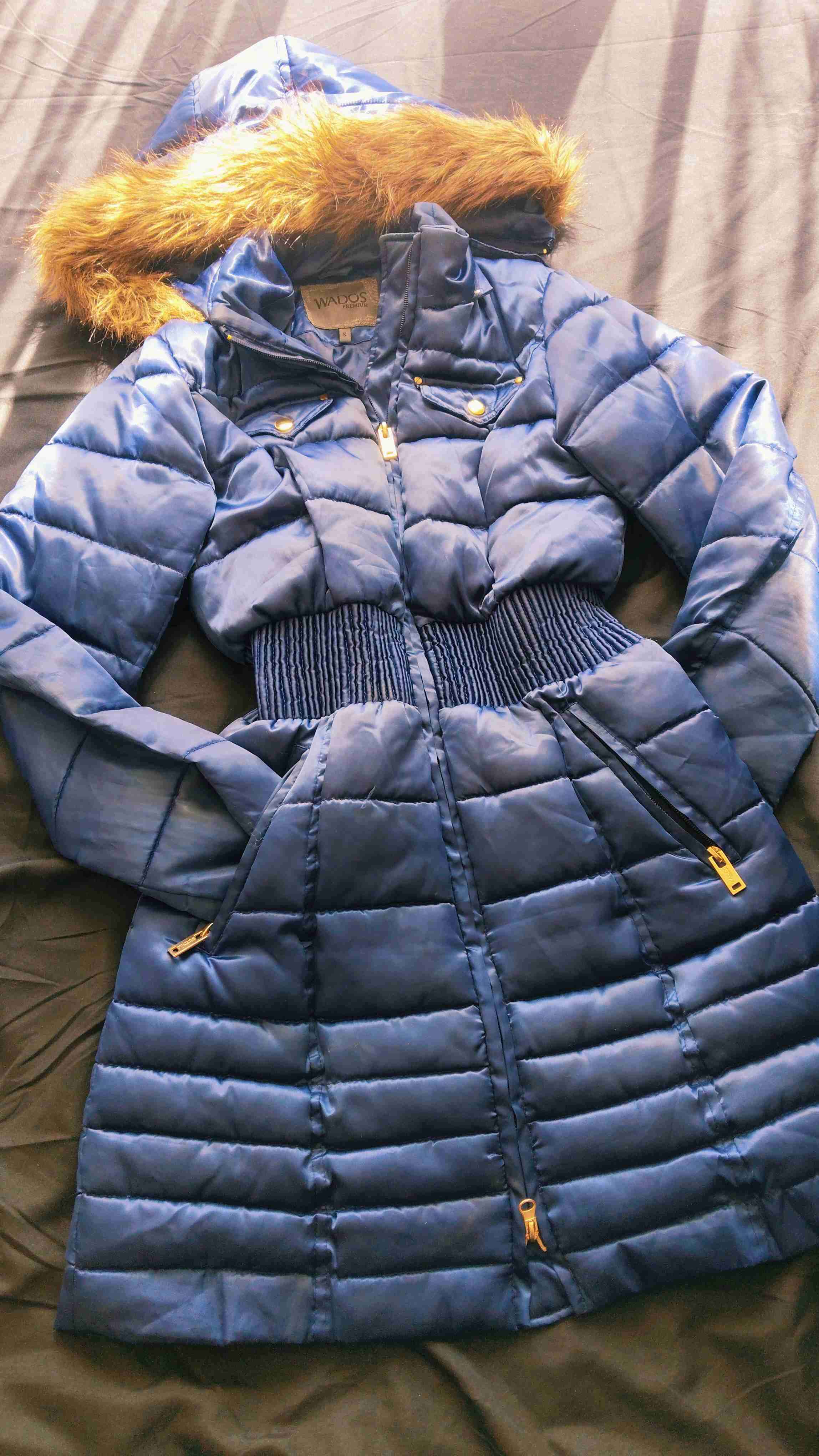 Abrigo azul con capucha de piel