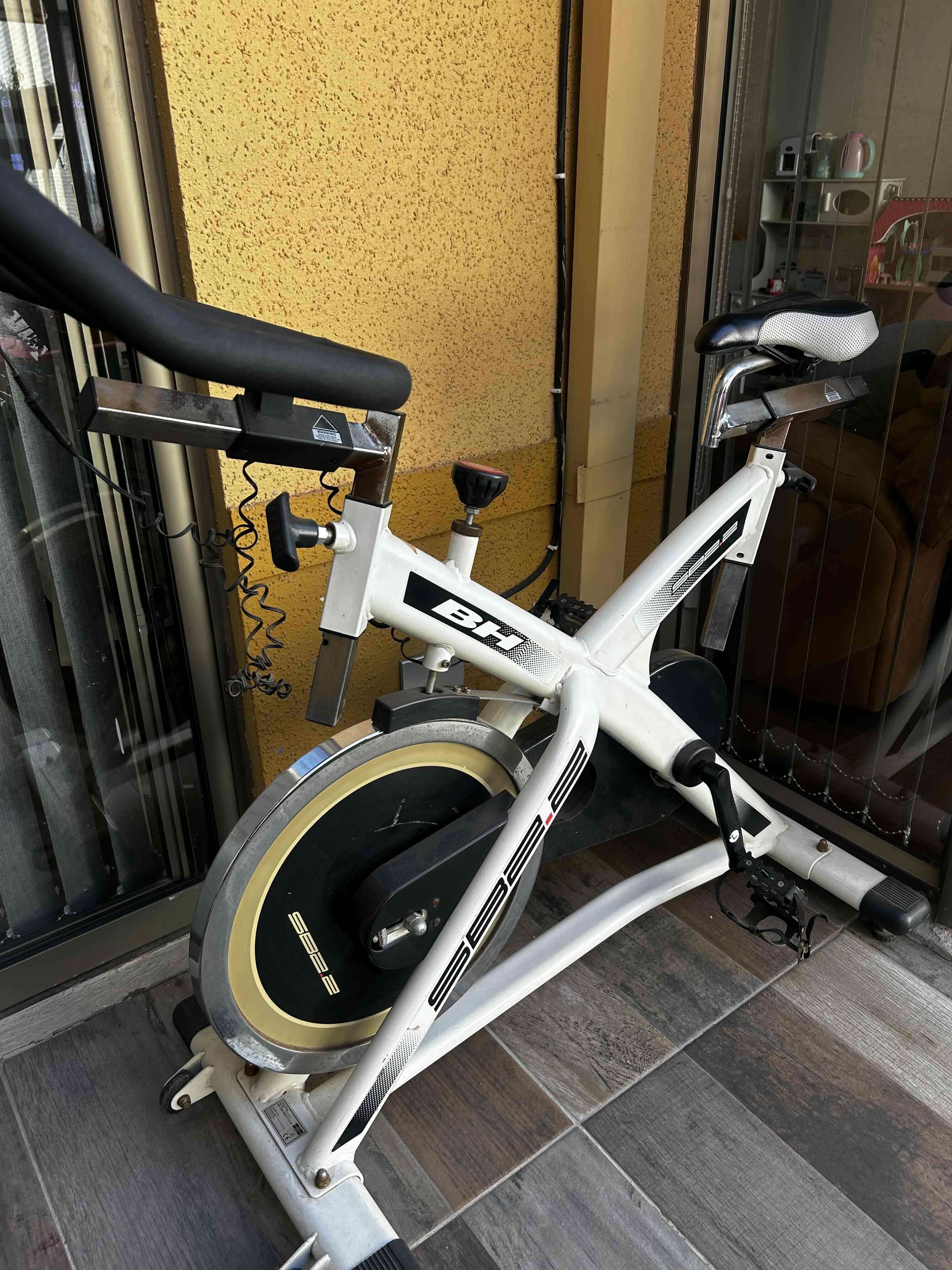 Bicicleta estática blanca - miniatura 2