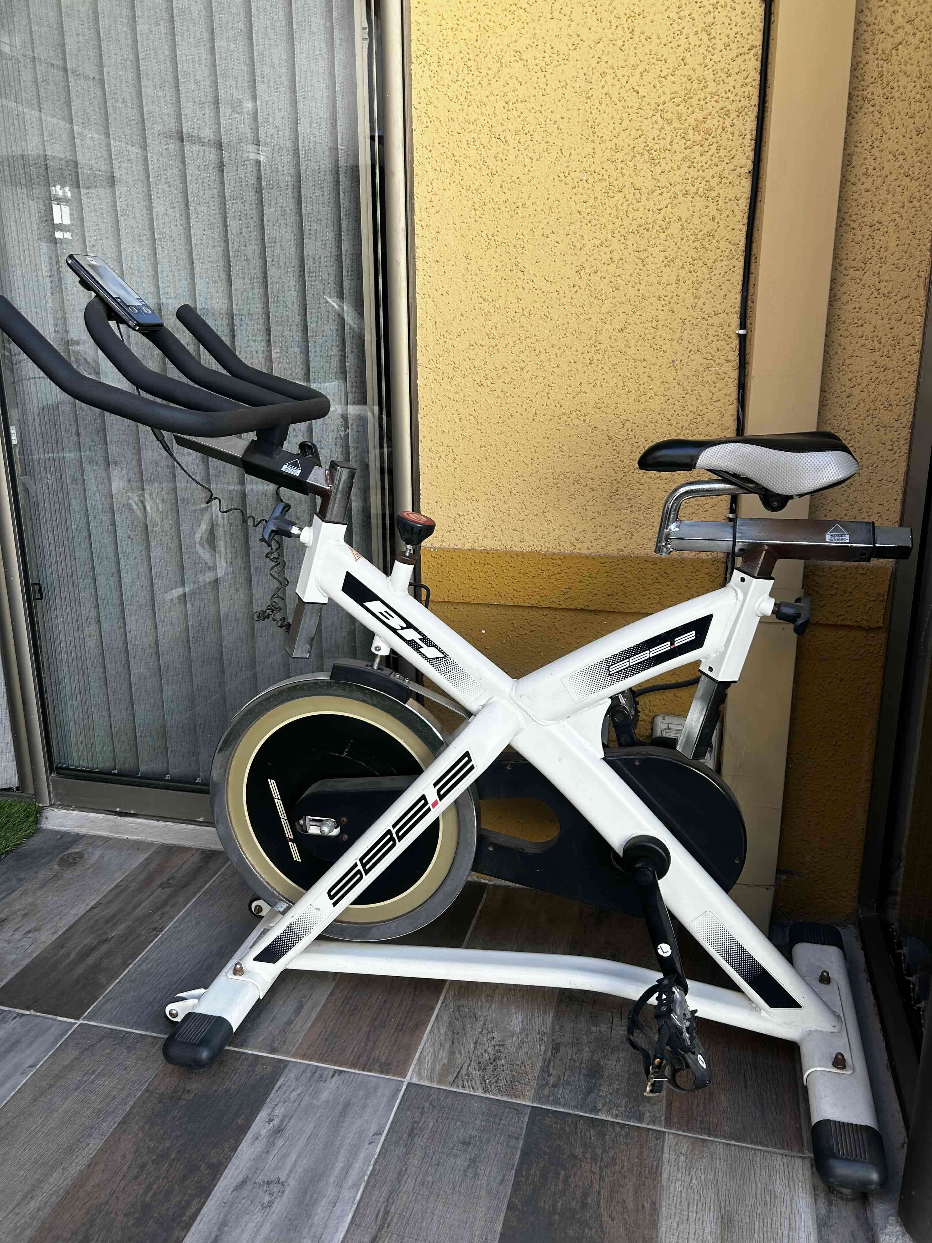 Bicicleta estática blanca - miniatura 3