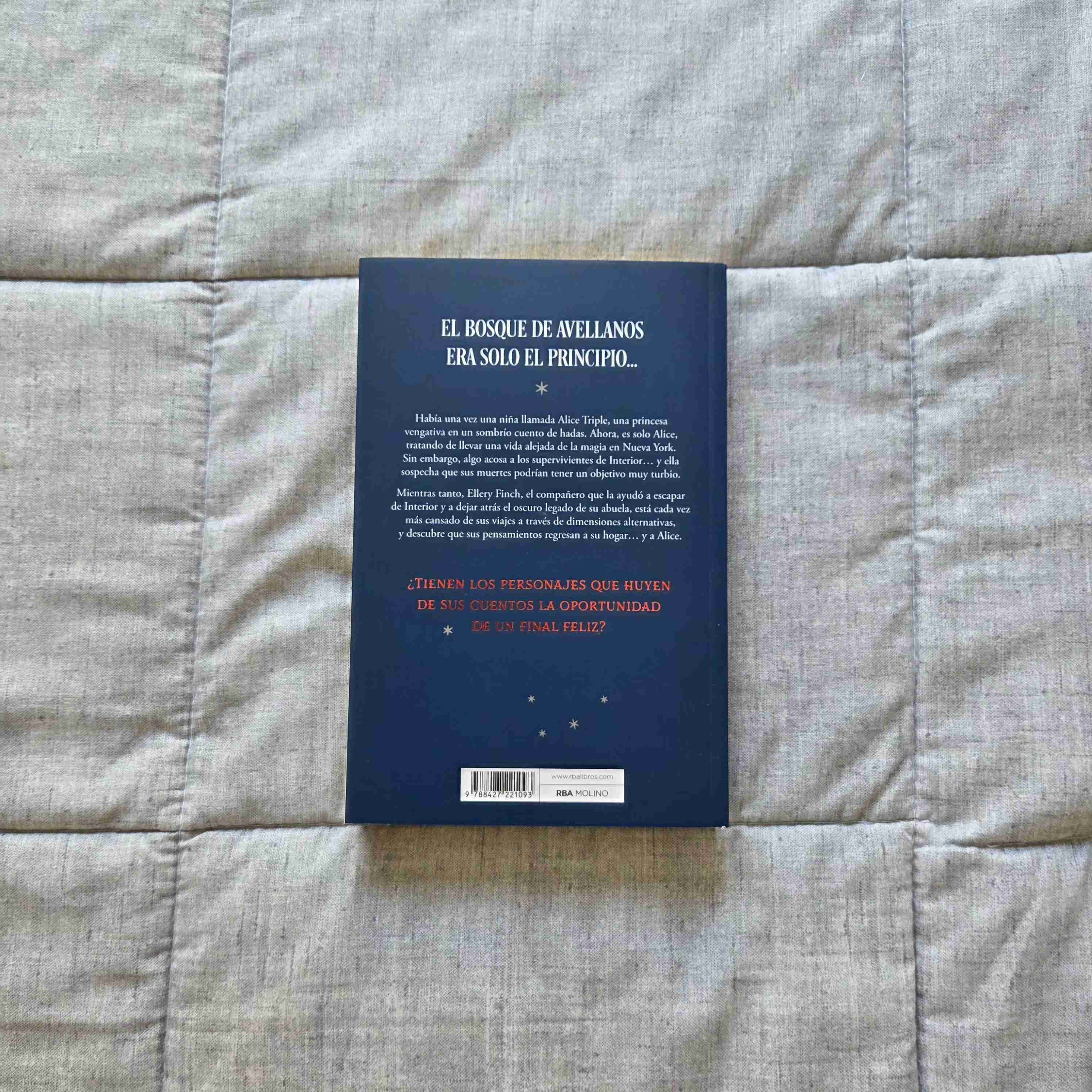 Libro 'La Tierra de la Noche' de Melissa Albert - miniatura 2