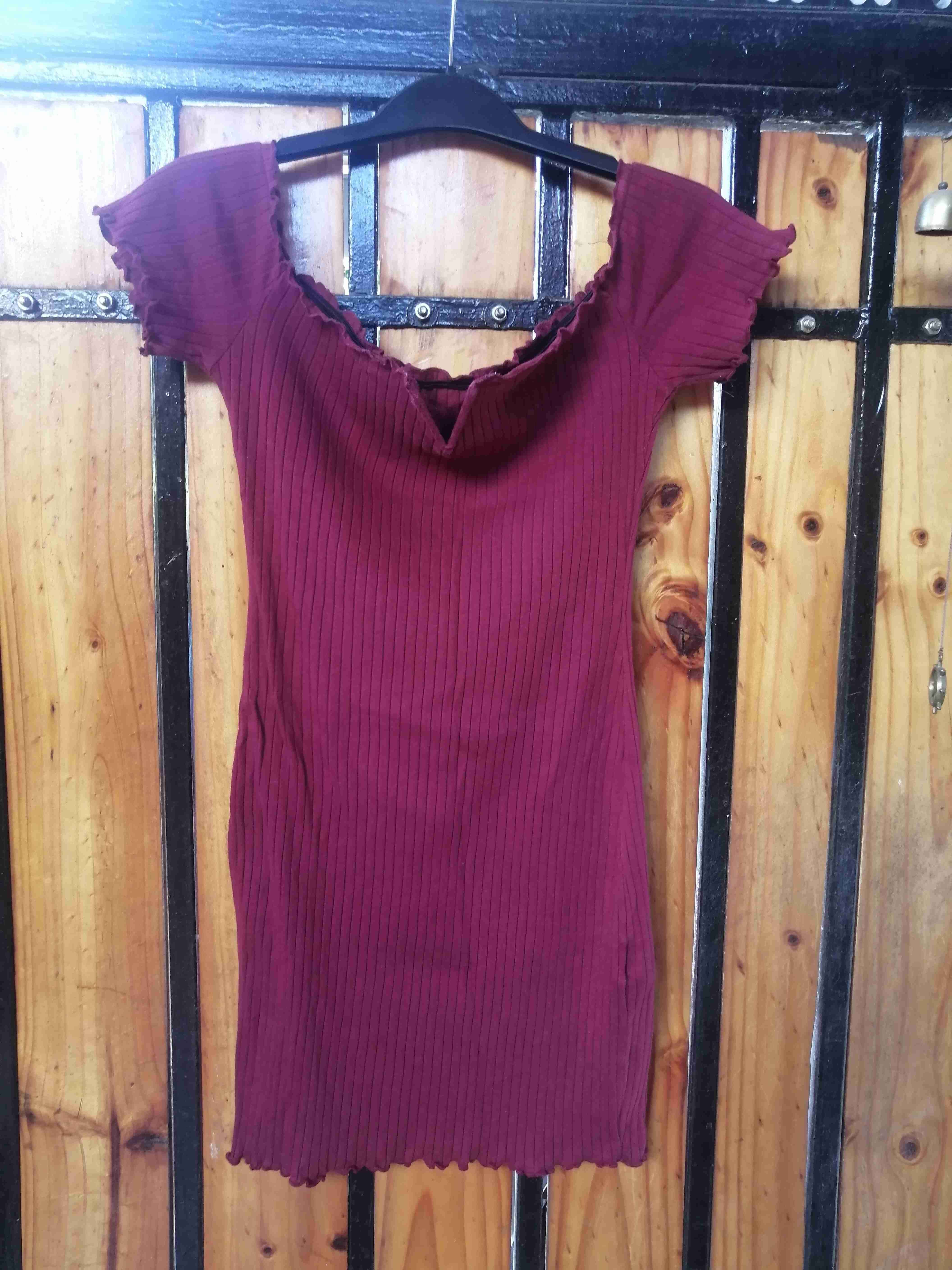 Vestido corto burdeo con vuelos