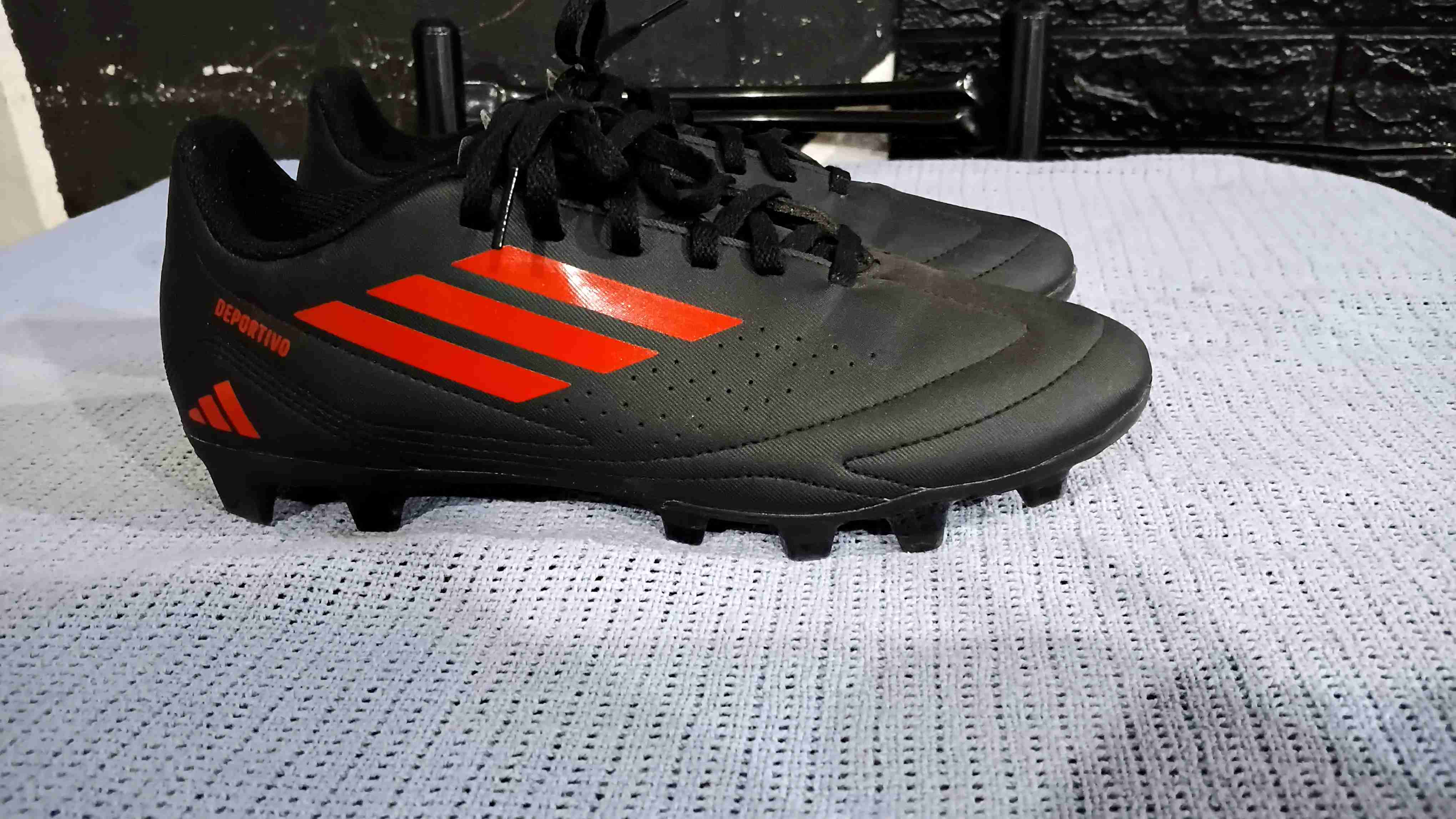 Zapatillas de fútbol negro con rojo - miniatura 2