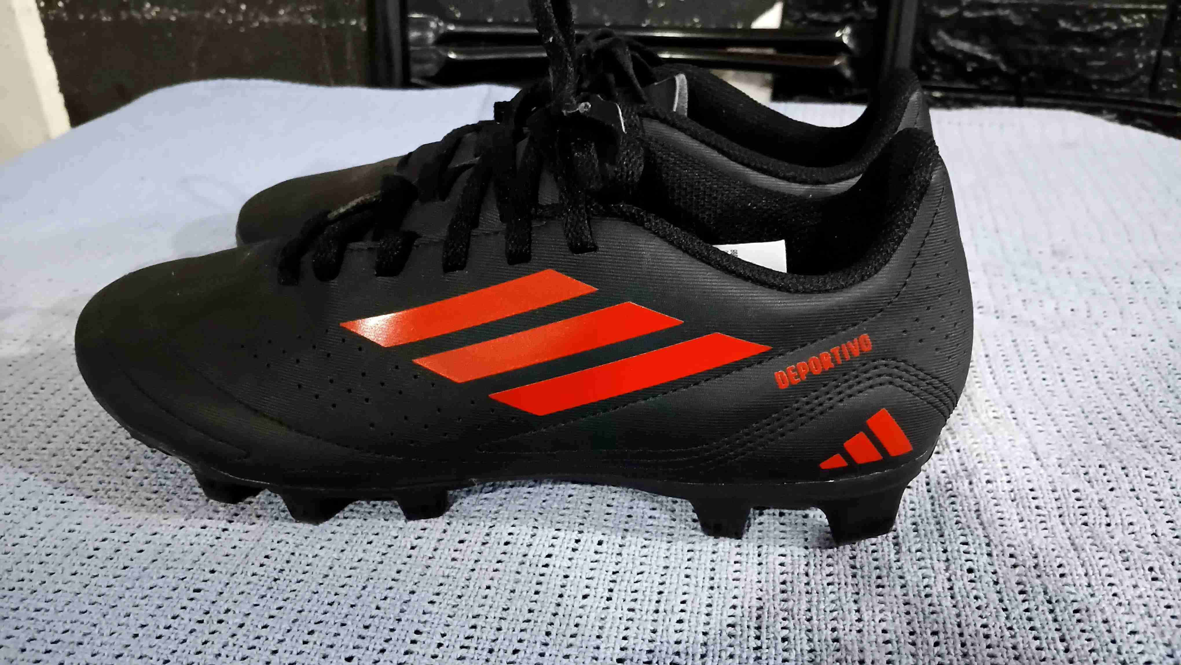 Zapatillas de fútbol negro con rojo - miniatura 3