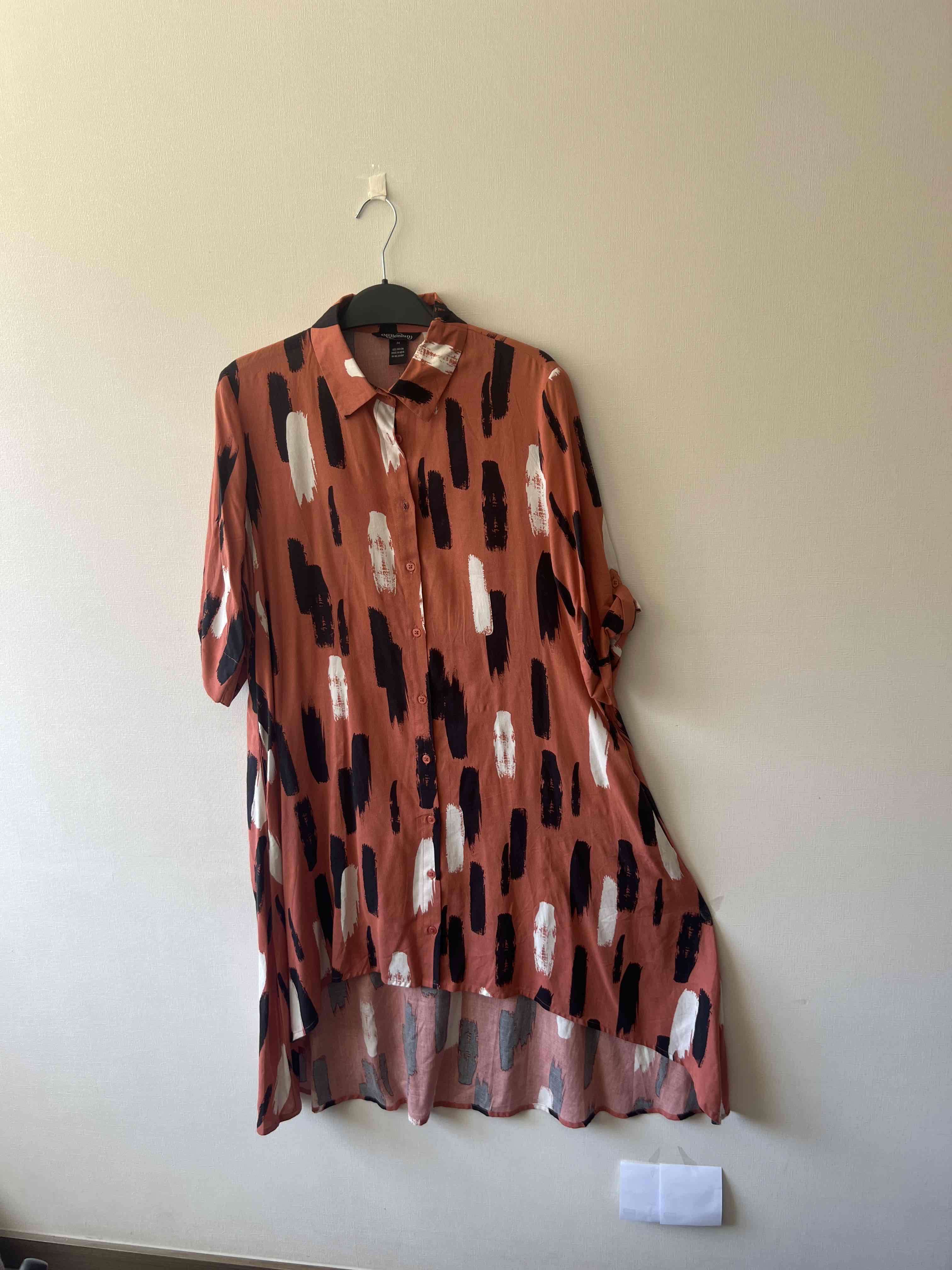 Blusa anaranjada con estampado abstracto