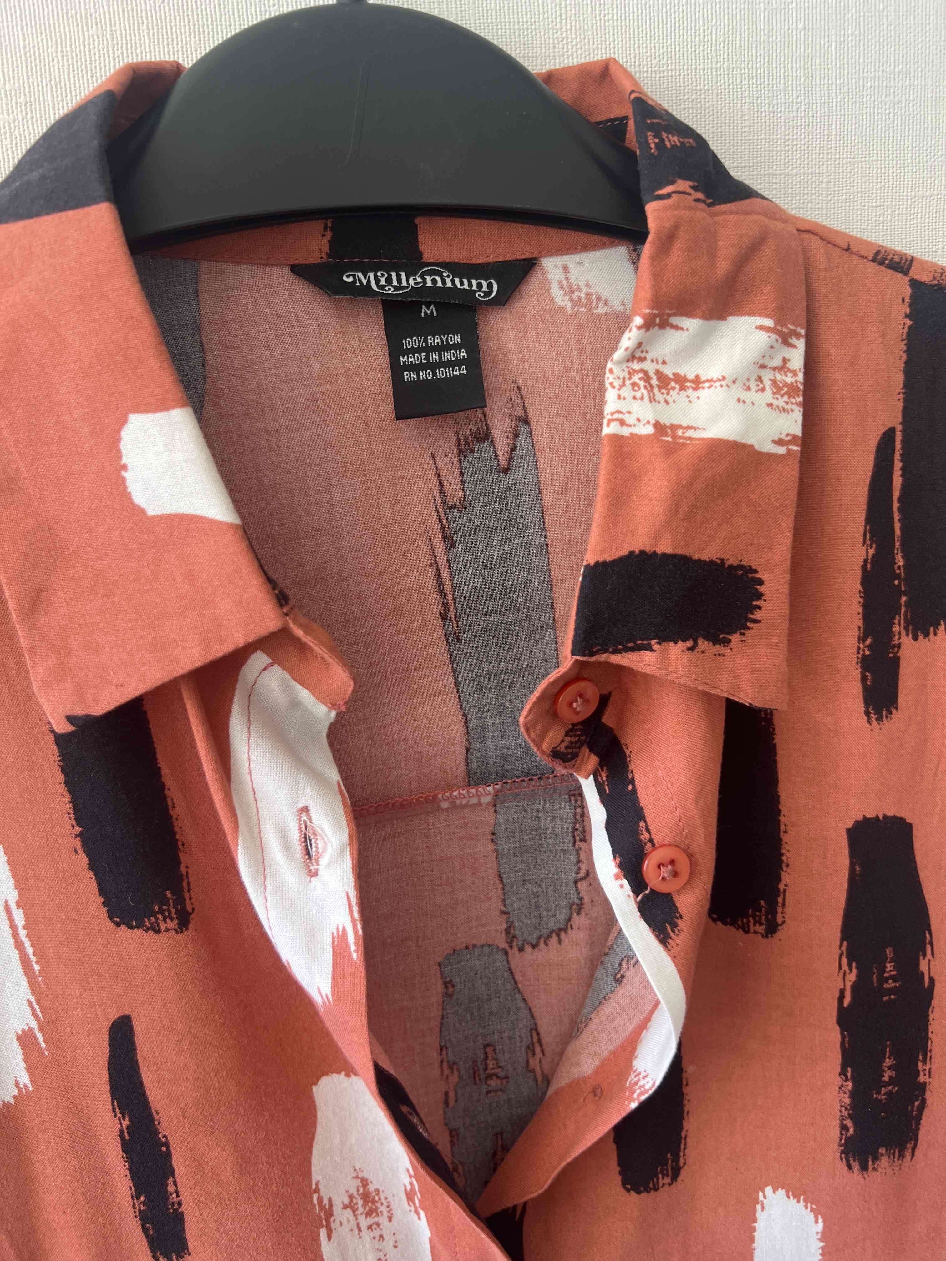 Blusa anaranjada con estampado abstracto - miniatura 2