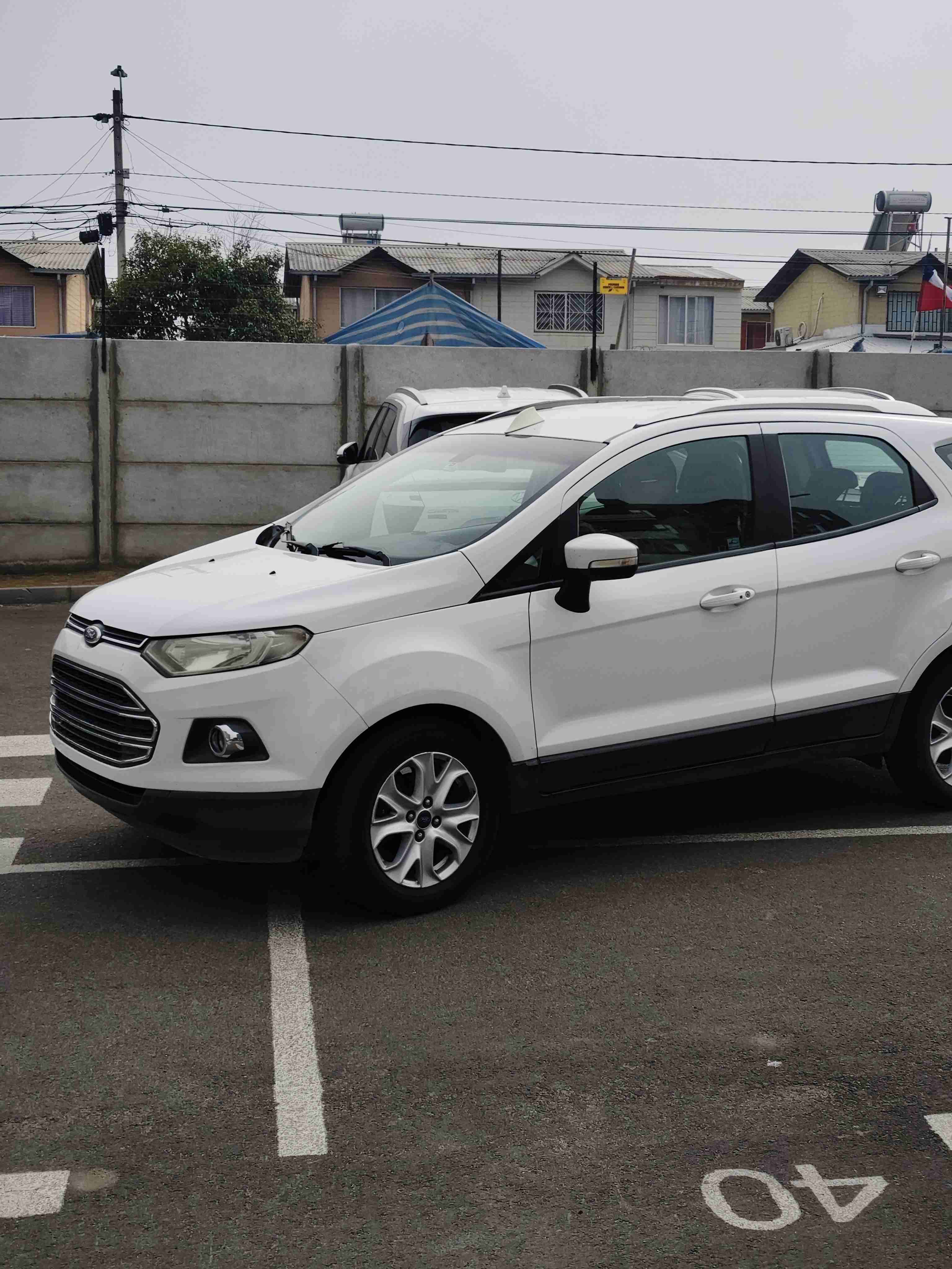 SUV blanca en buen estado - miniatura 2