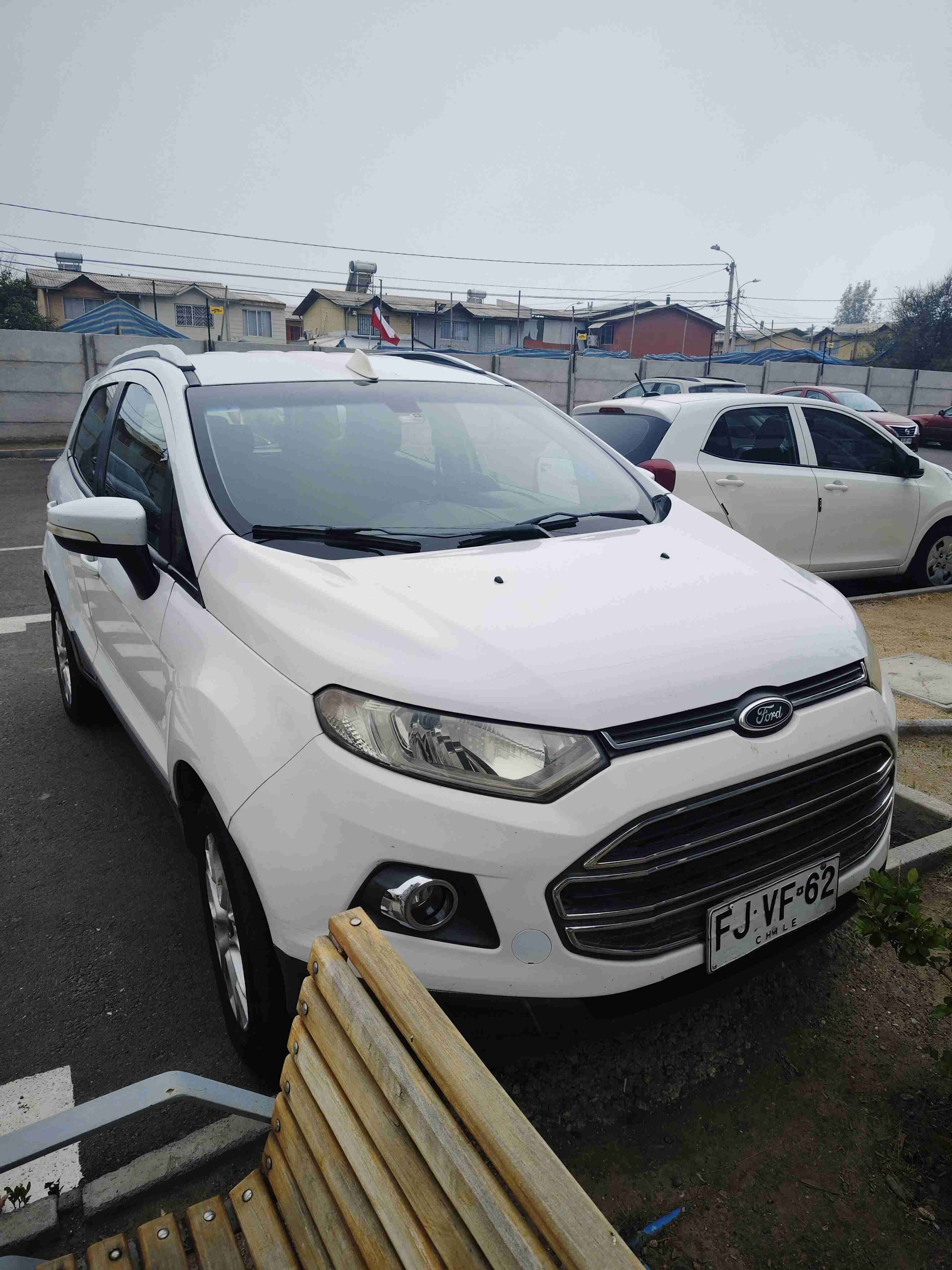 SUV blanca en buen estado - miniatura 3