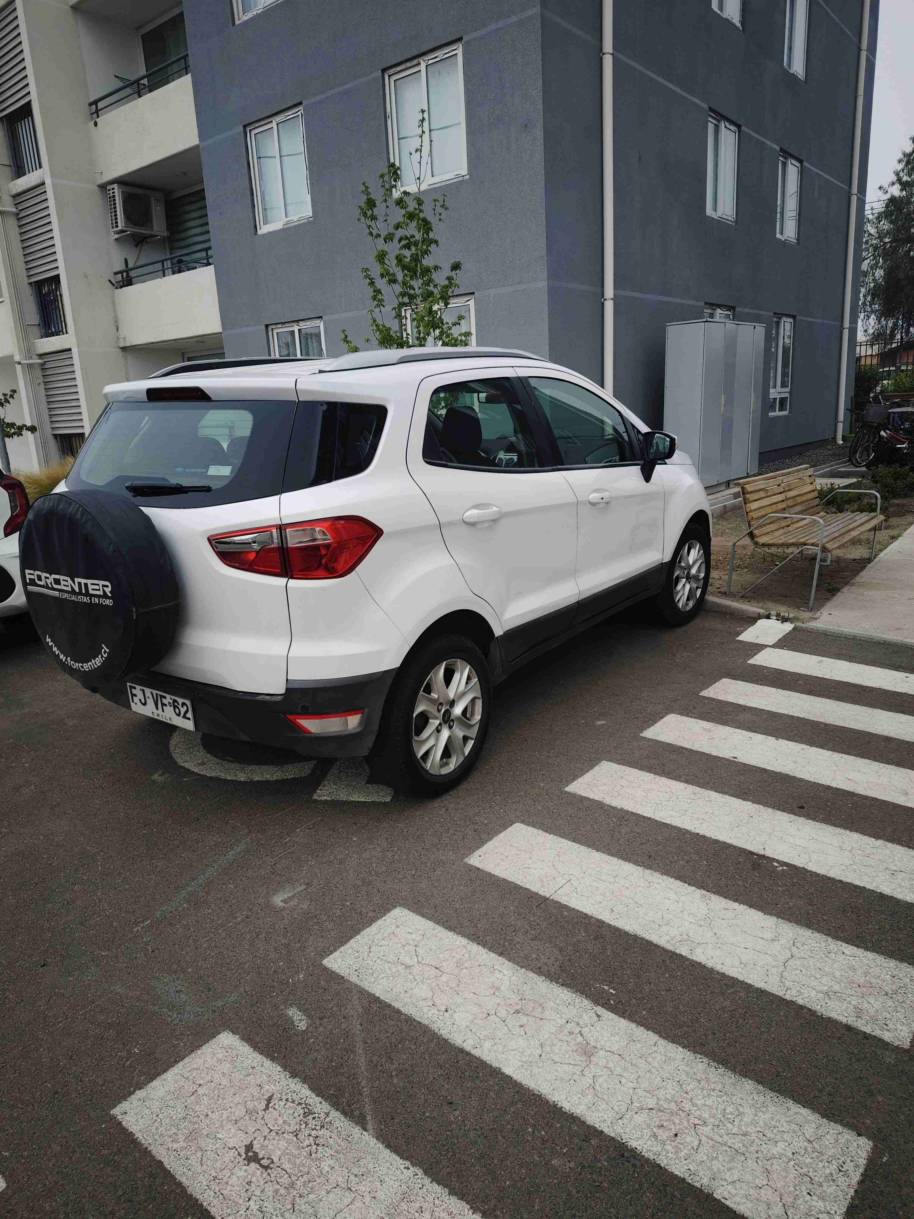 SUV blanca en buen estado - miniatura 4