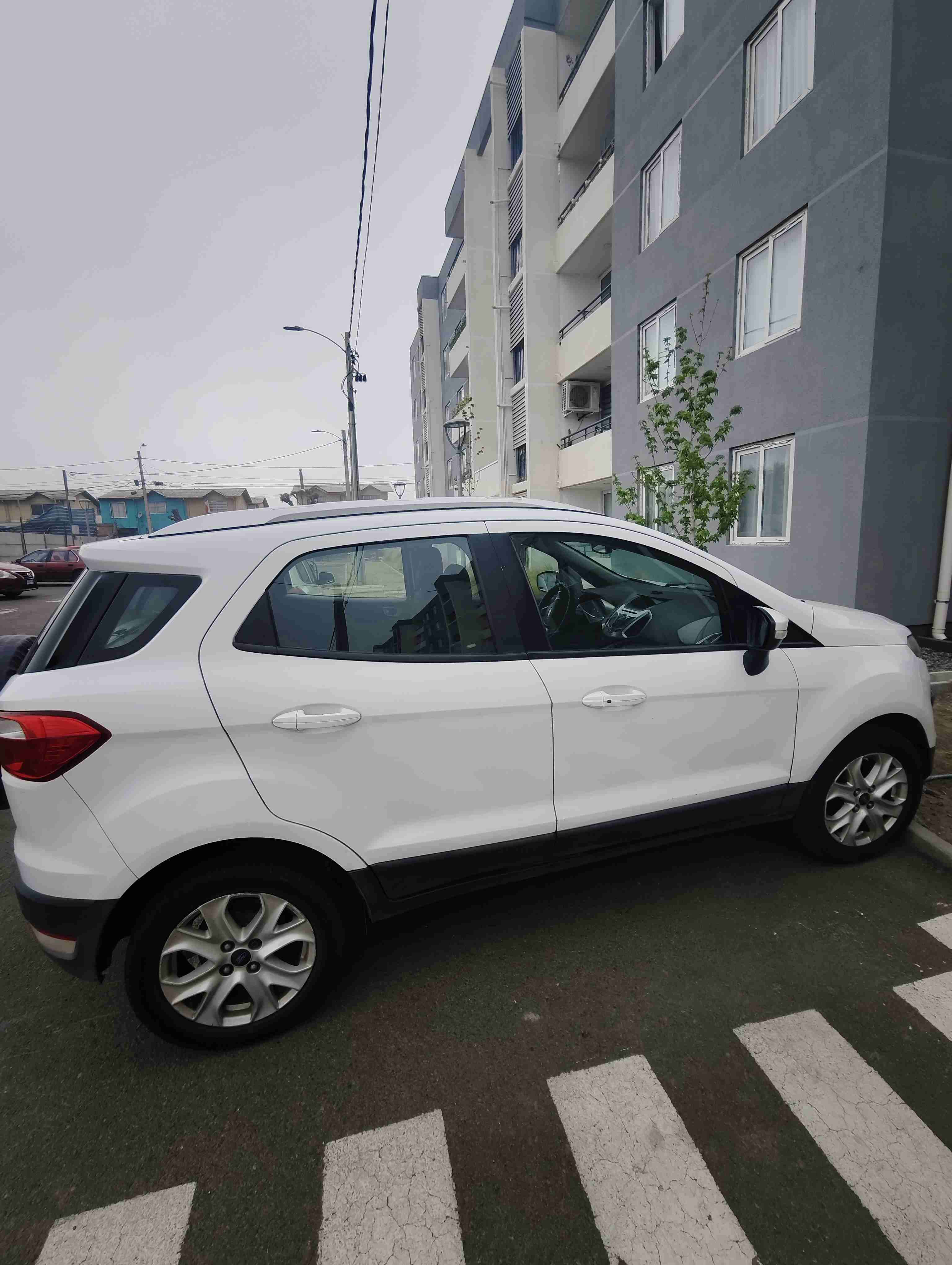 SUV blanca en buen estado - miniatura 5