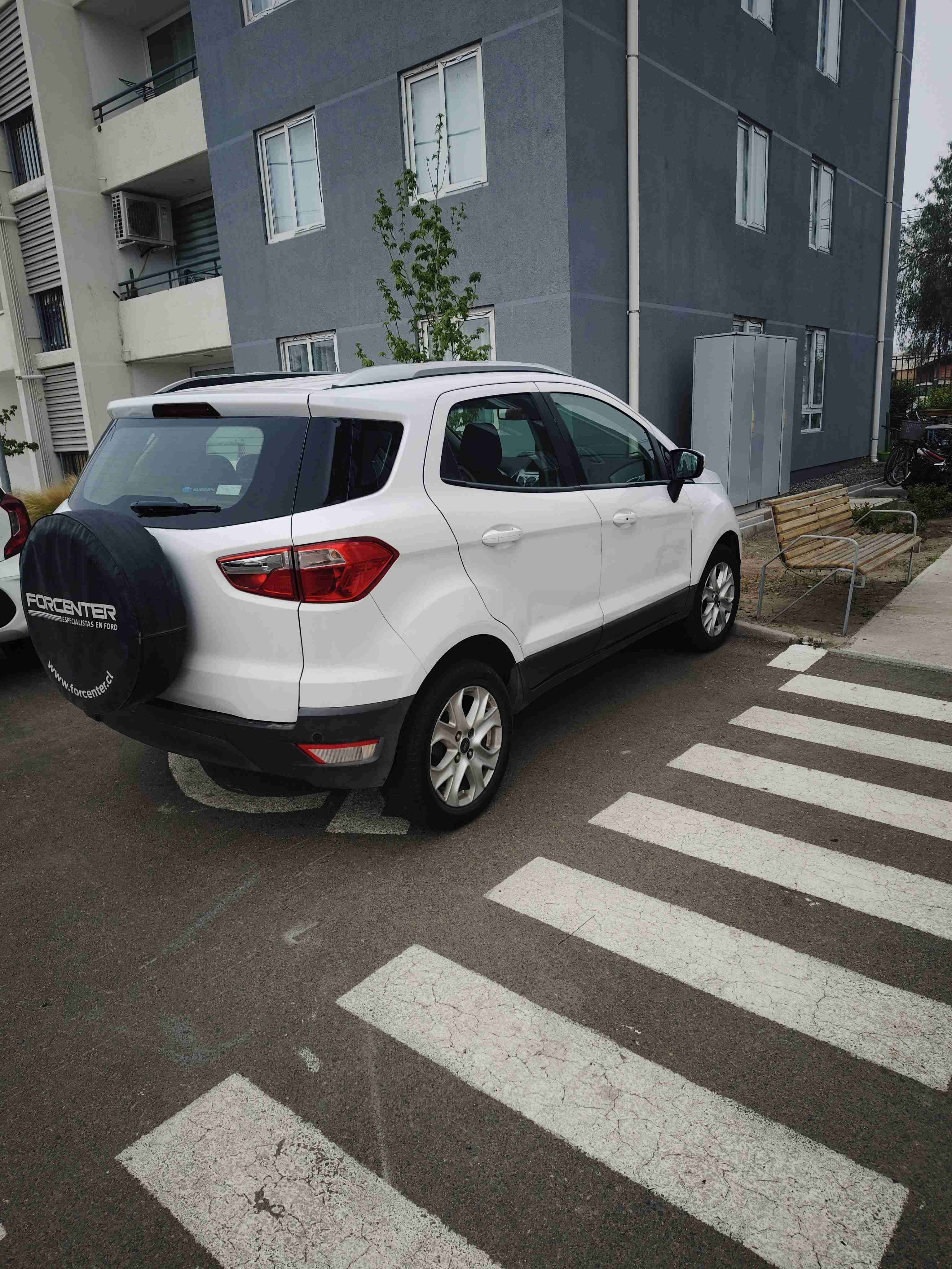 SUV blanca en buen estado - miniatura 6