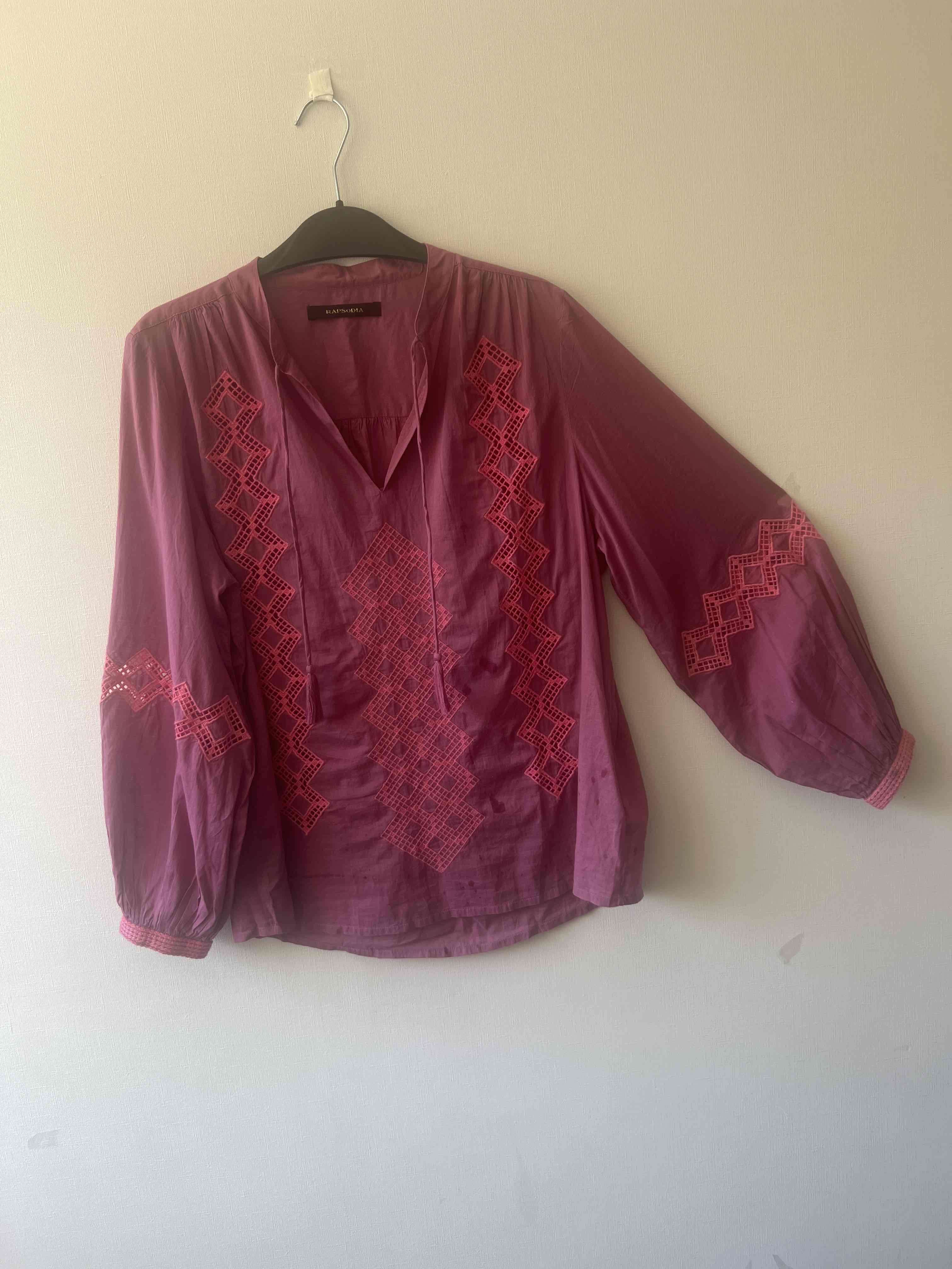 Blusa rosa con detalles bordados
