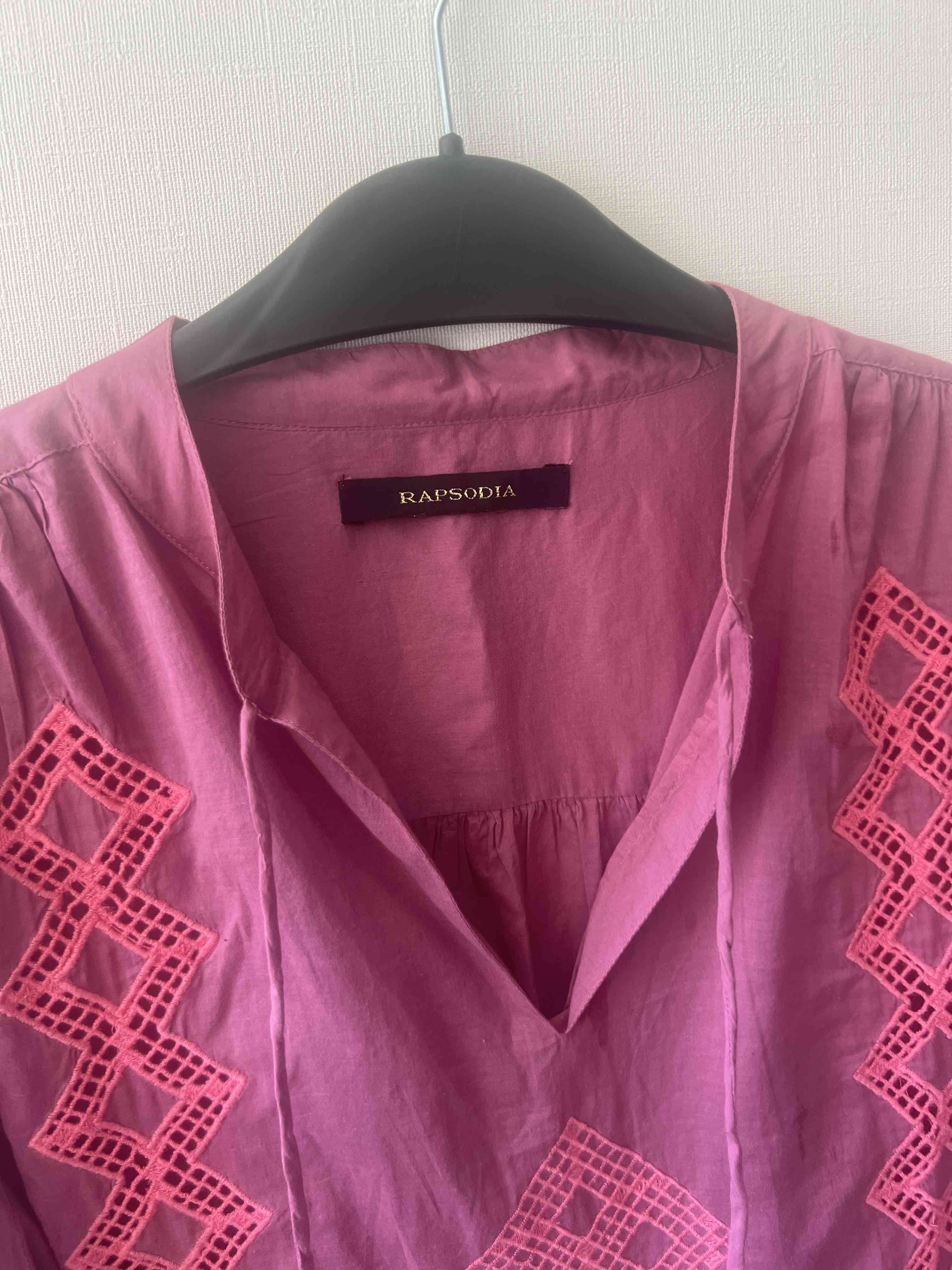 Blusa rosa con detalles bordados - miniatura 2