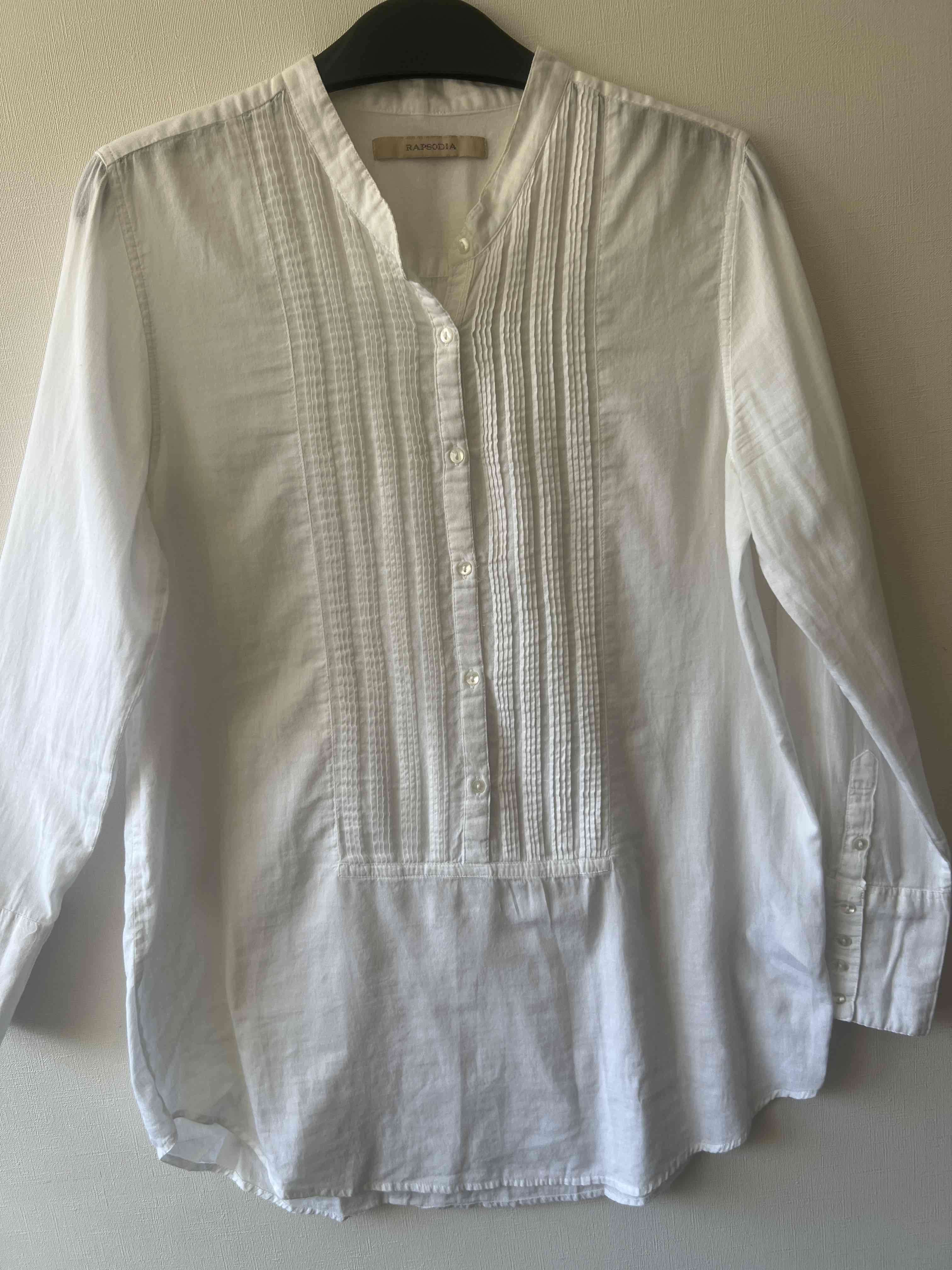 Blusa blanca con detalles plisados