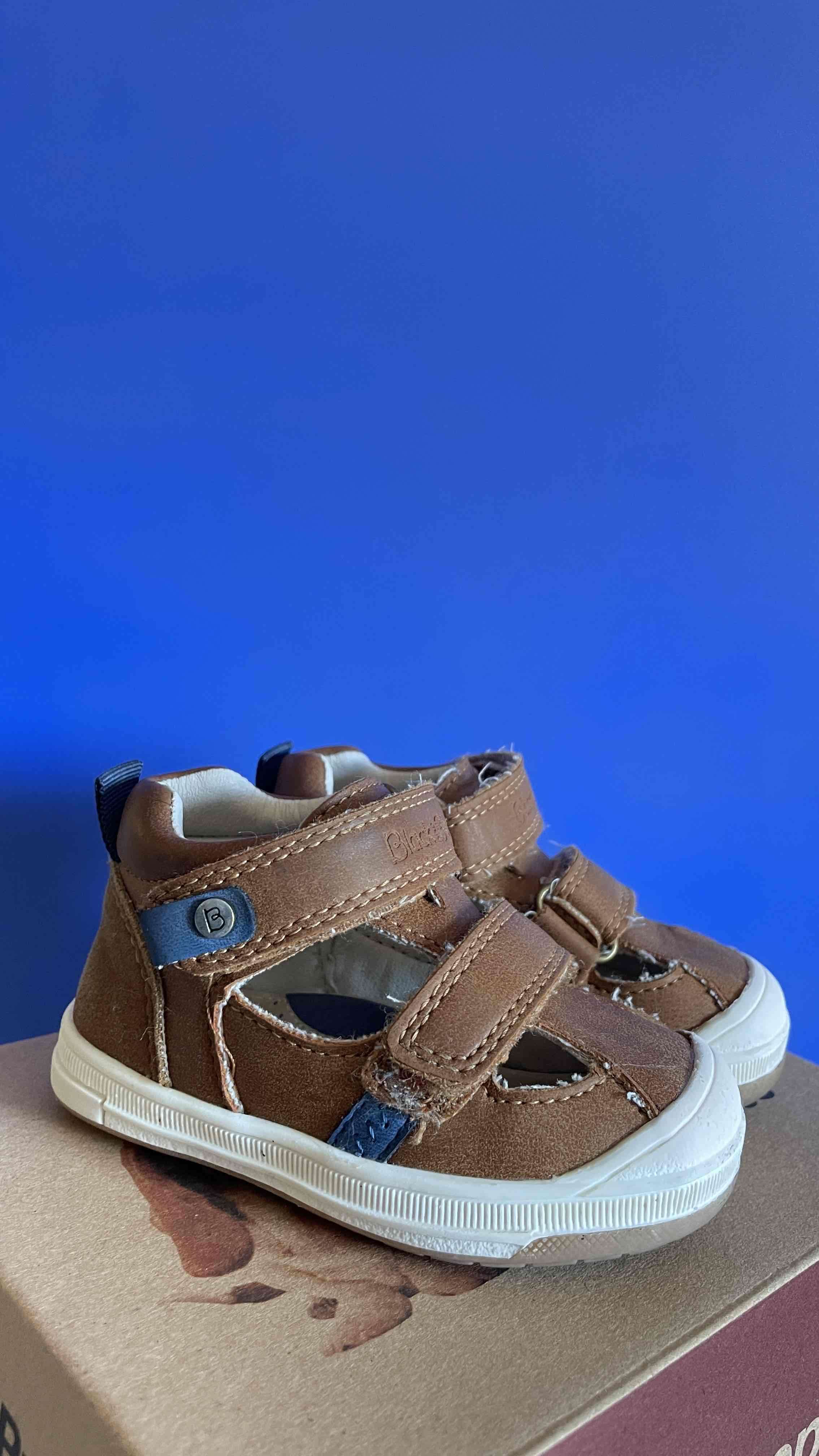 Sandalias de cuero marrón para niños