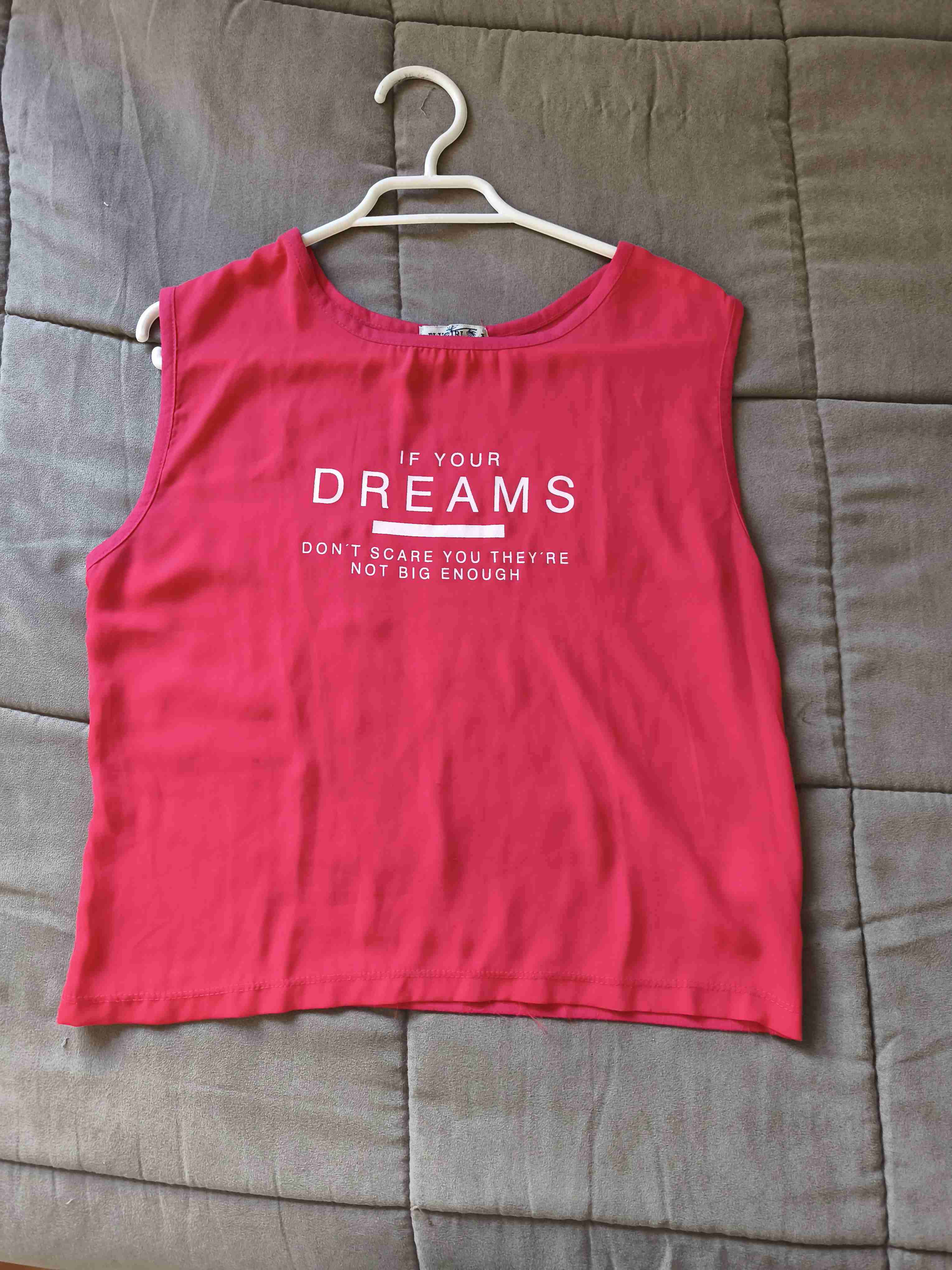 Polera sin mangas roja con mensaje