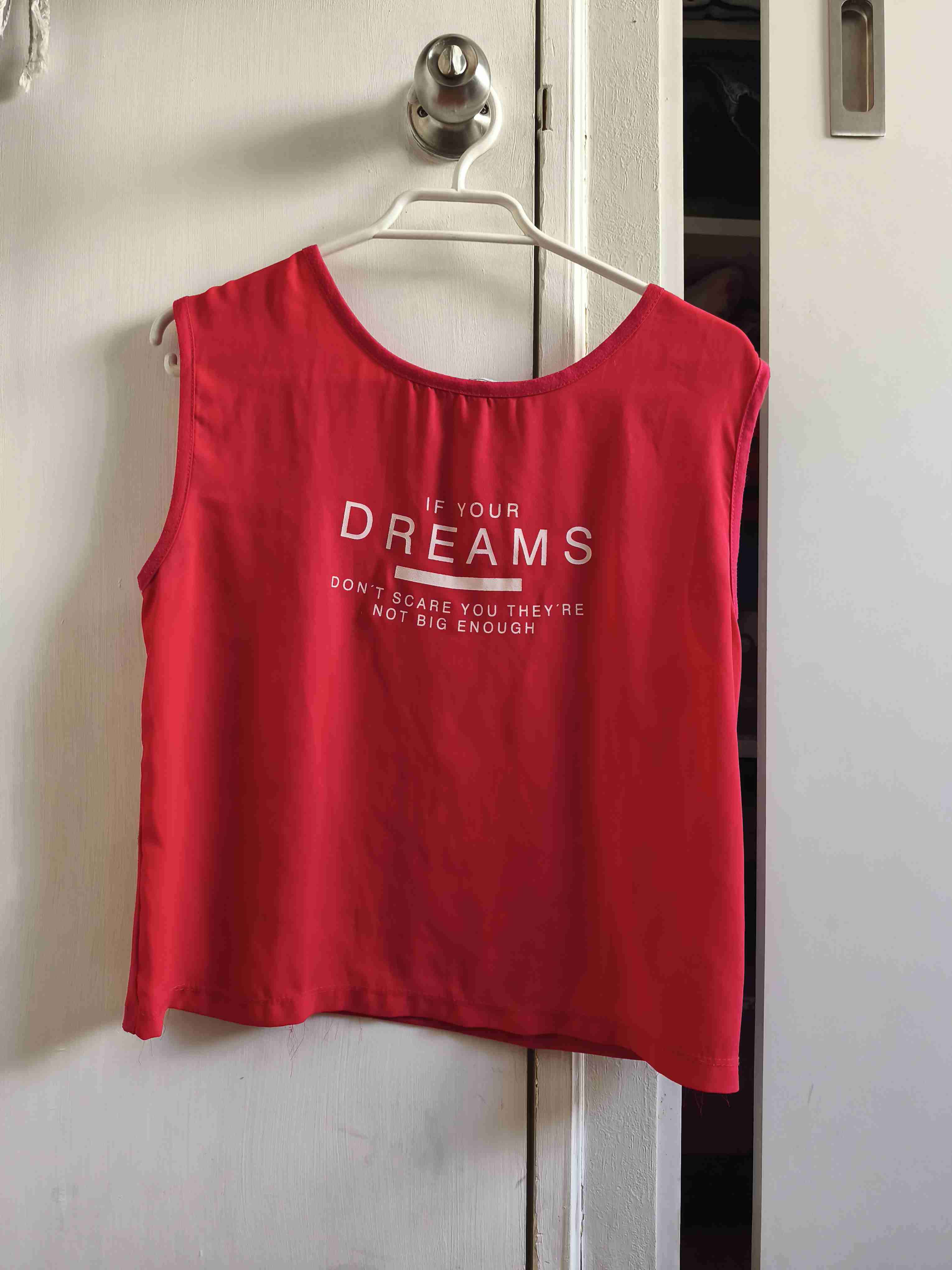 Polera sin mangas roja con mensaje - miniatura 2