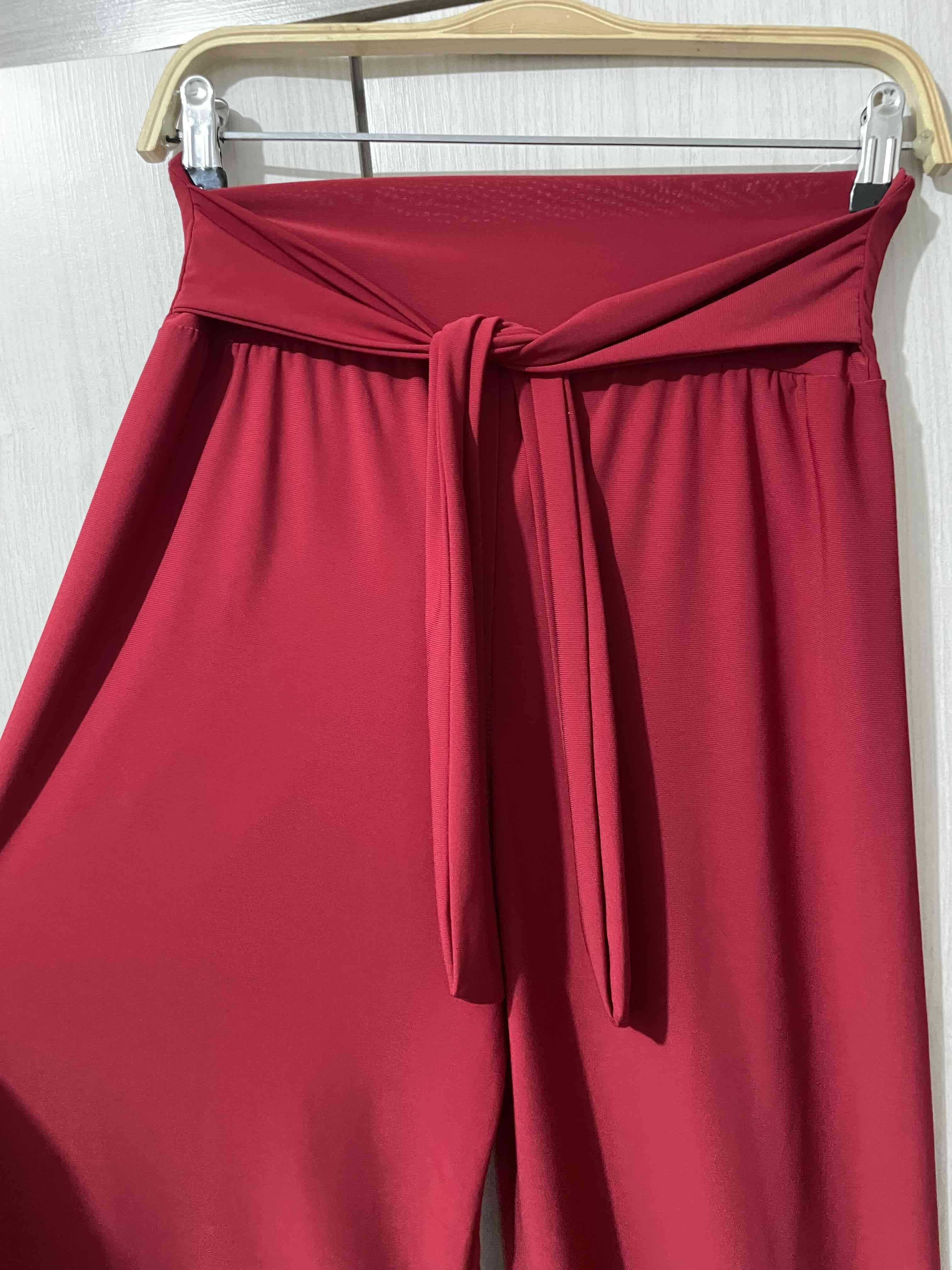 Pantalón rojo con cinturón
