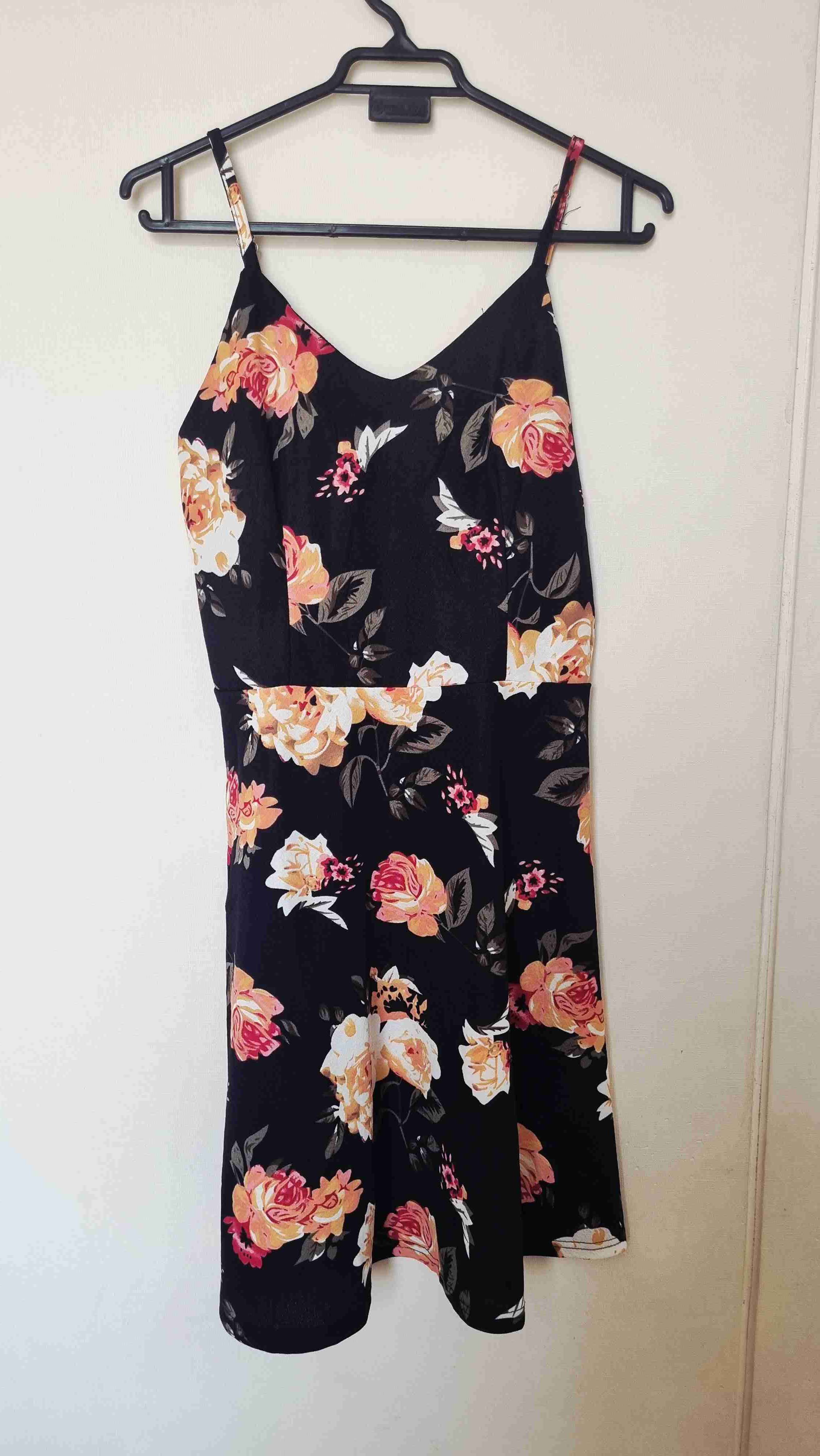 Vestido floral negro de verano