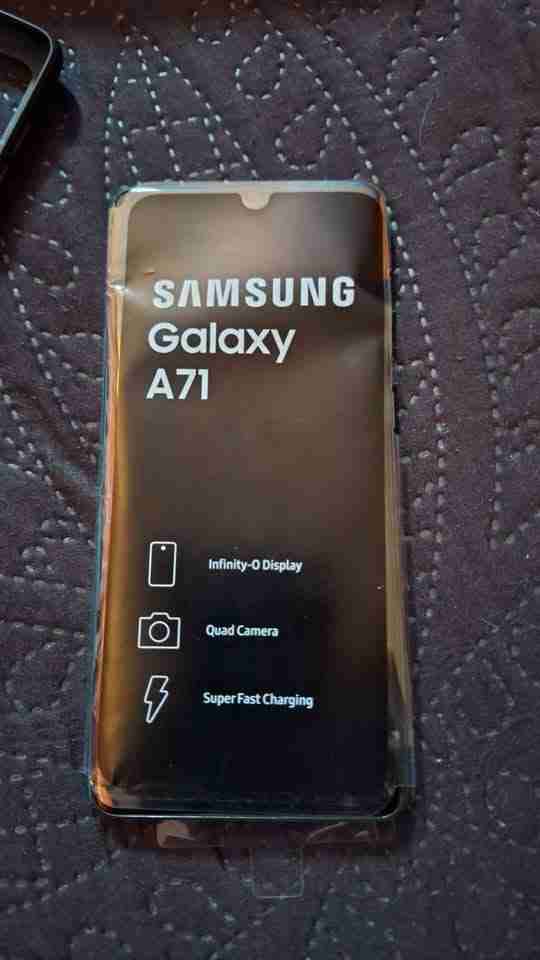 Teléfono Samsung Galaxy A71 con carcasas - miniatura 2