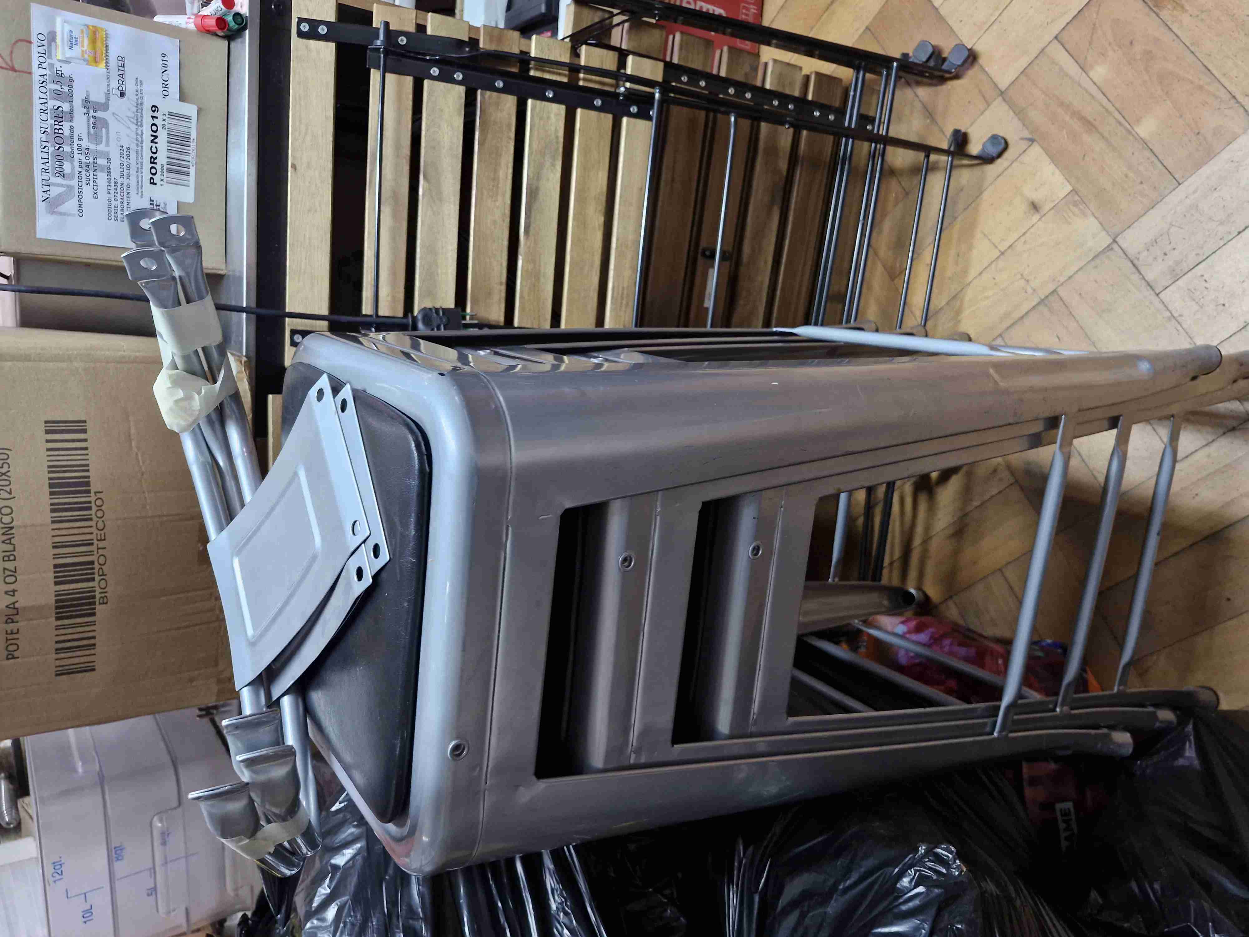 Juego de taburetes grises metálicos - miniatura 2