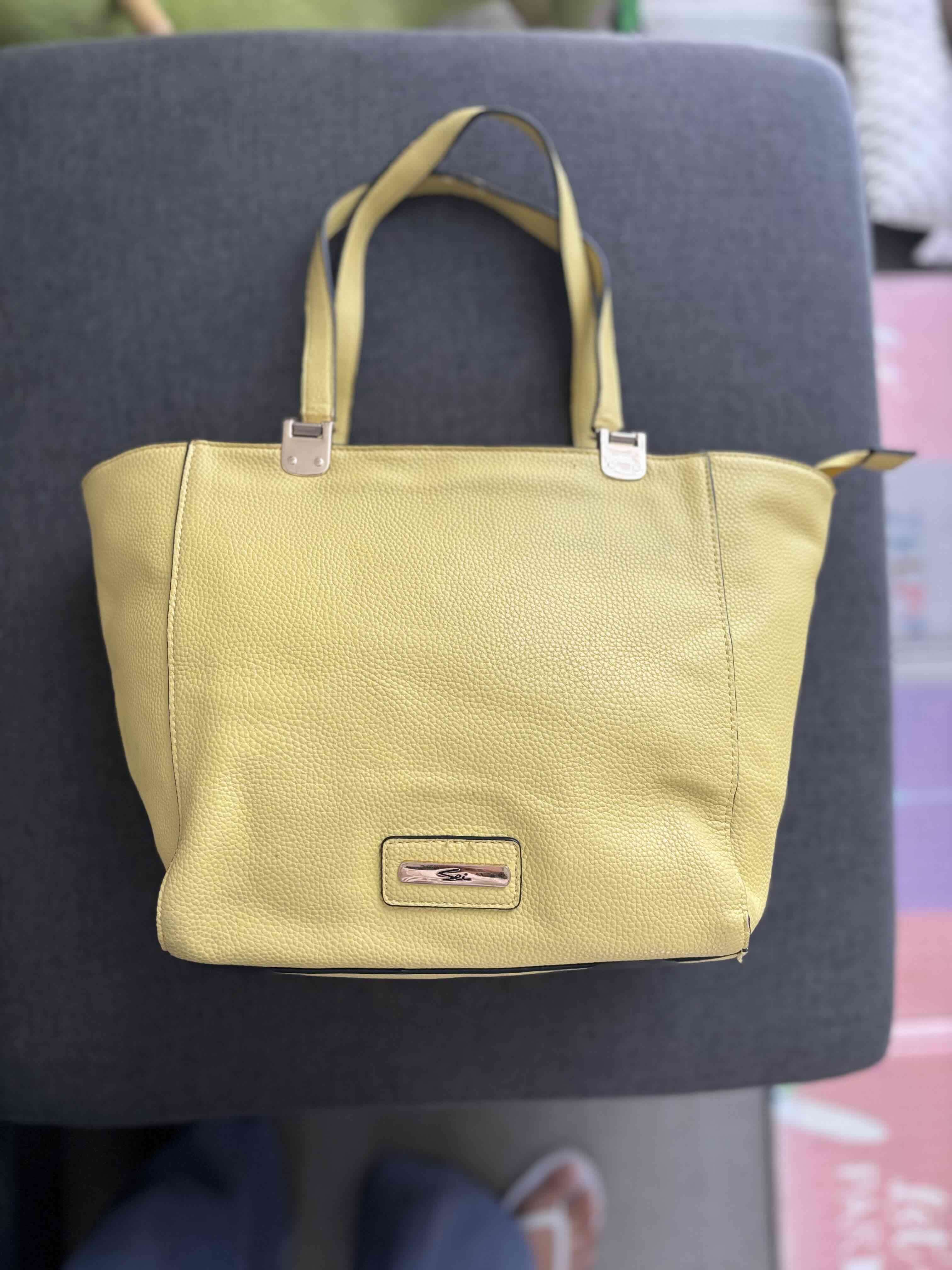 Cartera amarilla con asas largas