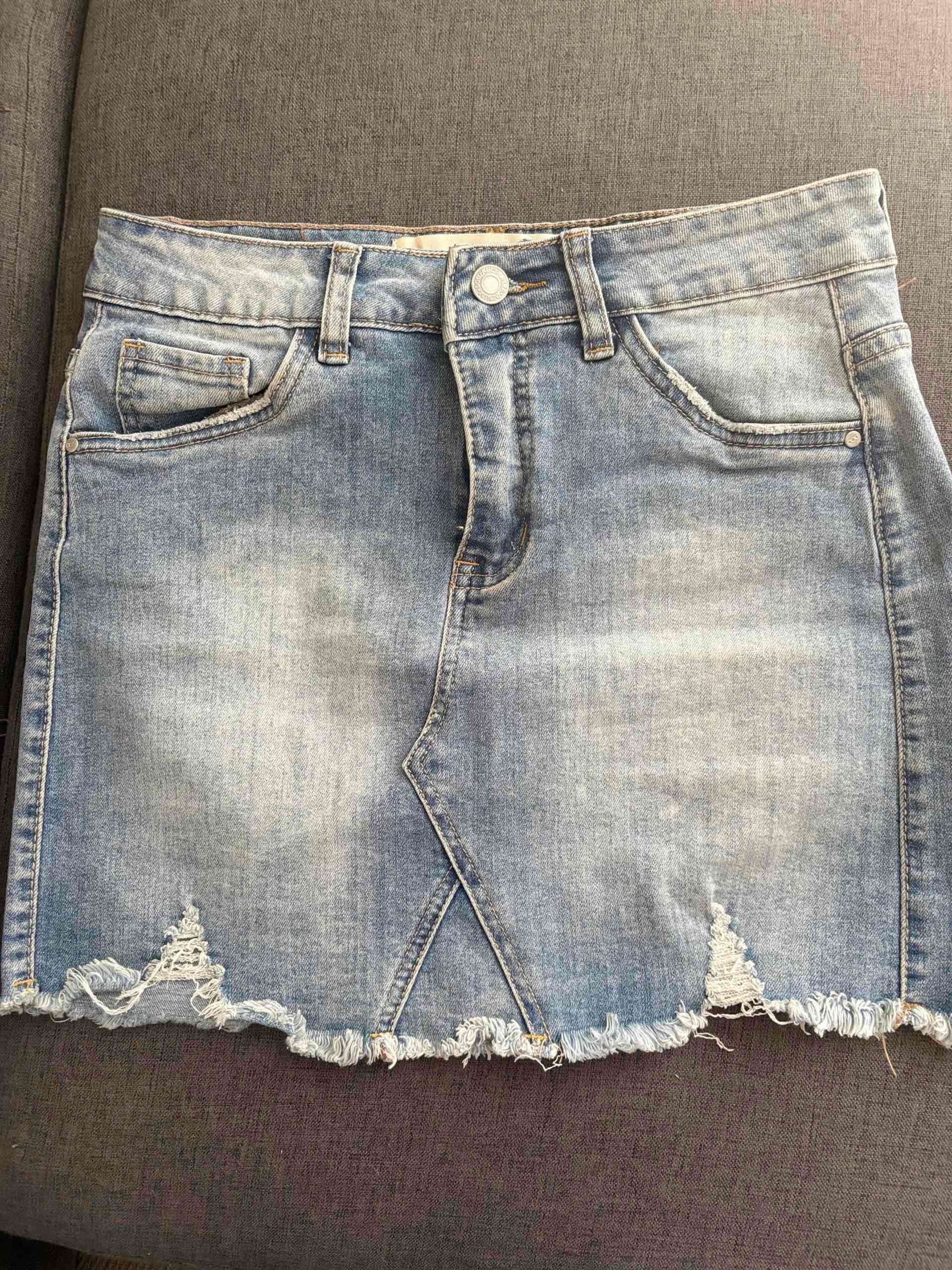 Falda corta de mezclilla gastada
