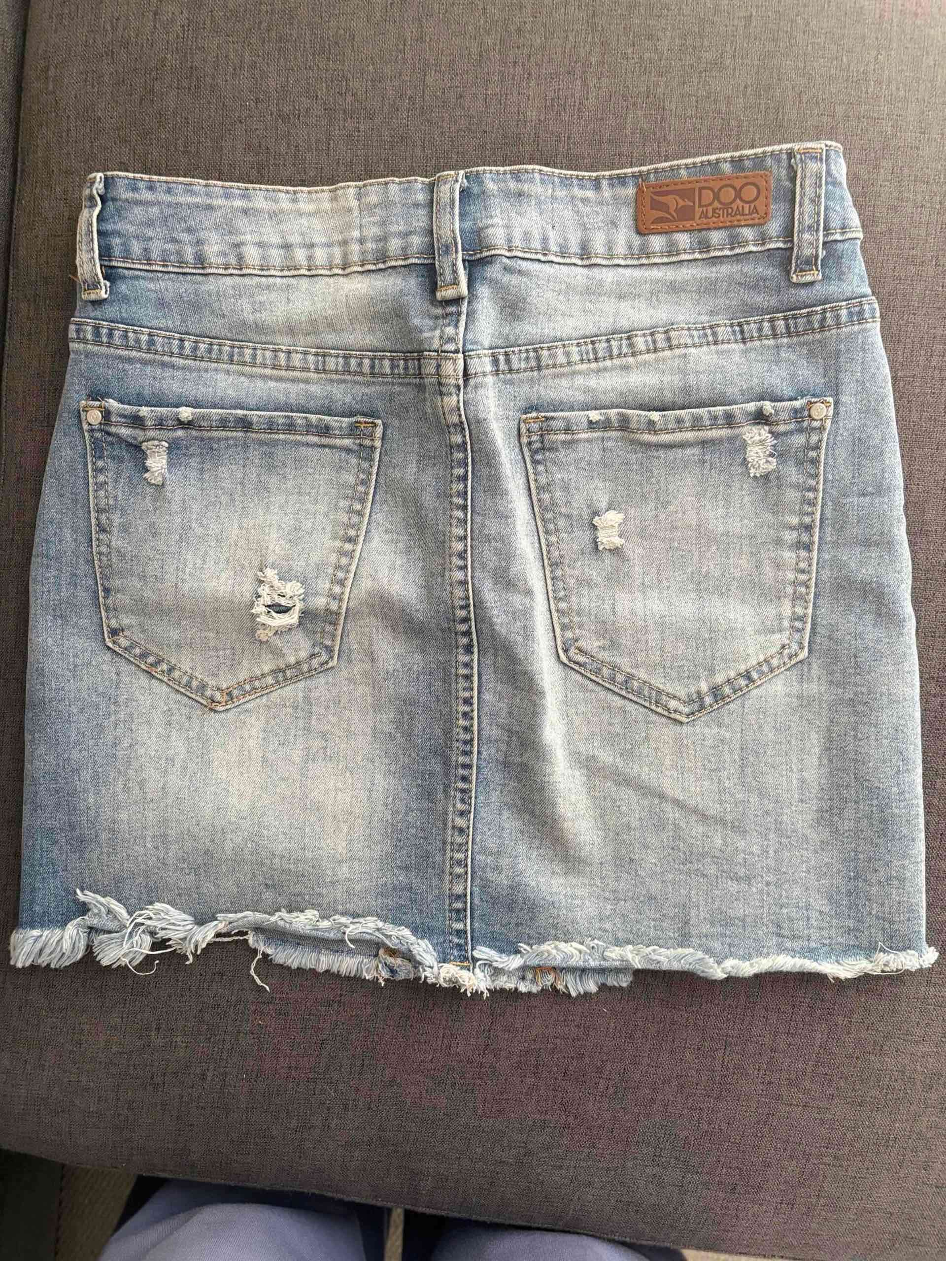 Falda corta de mezclilla gastada - miniatura 2